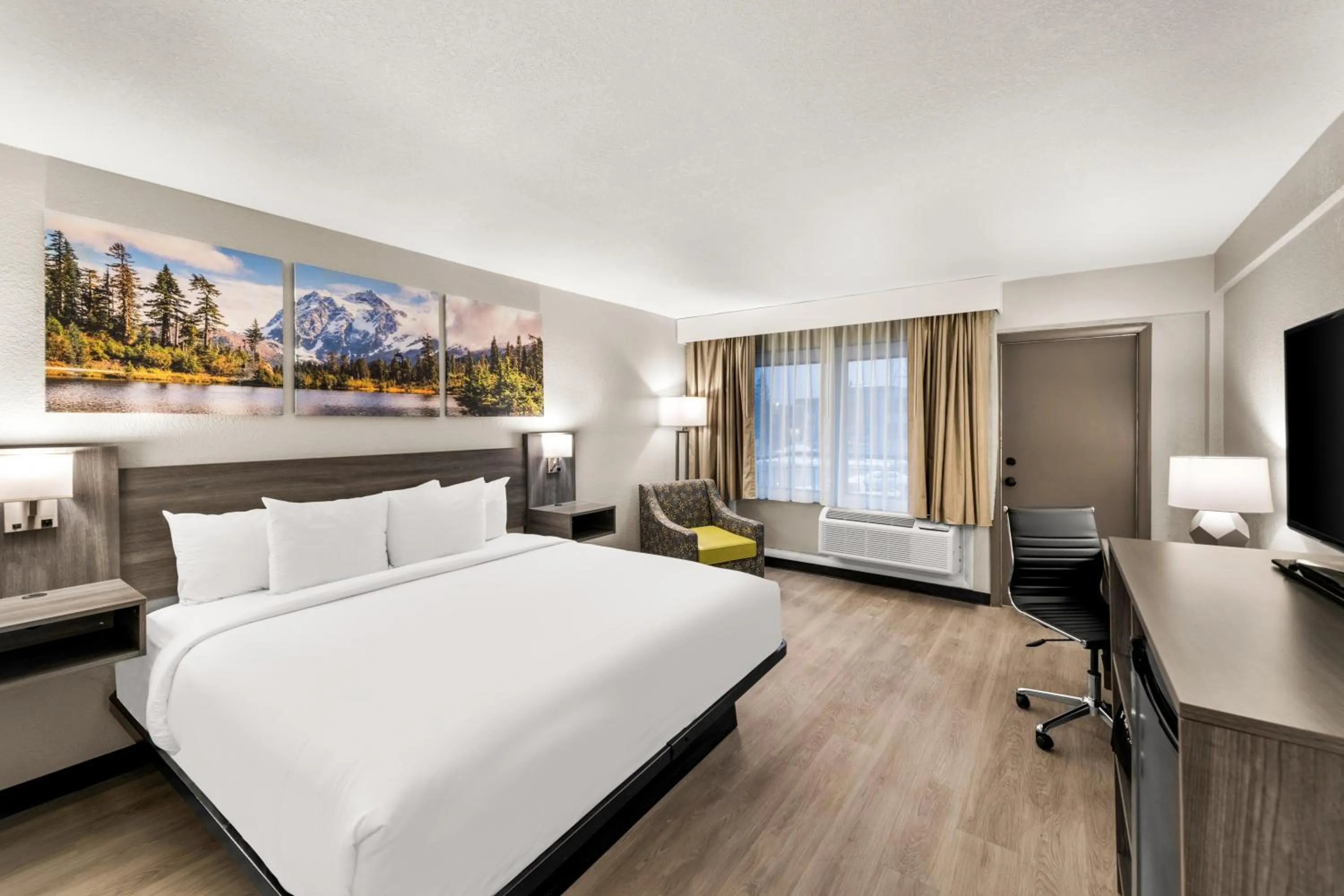 Bed in Clarion Pointe Rhinelander Downtown