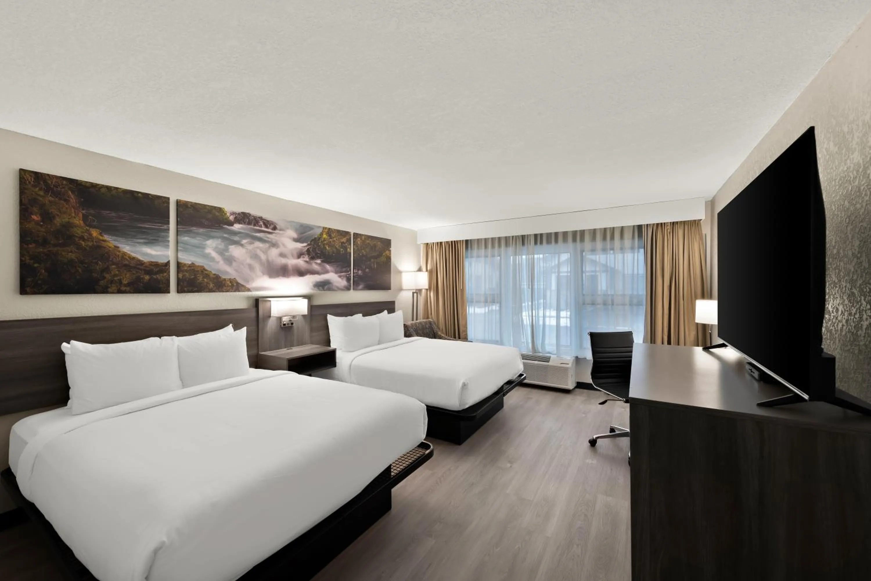 Bed in Clarion Pointe Rhinelander Downtown