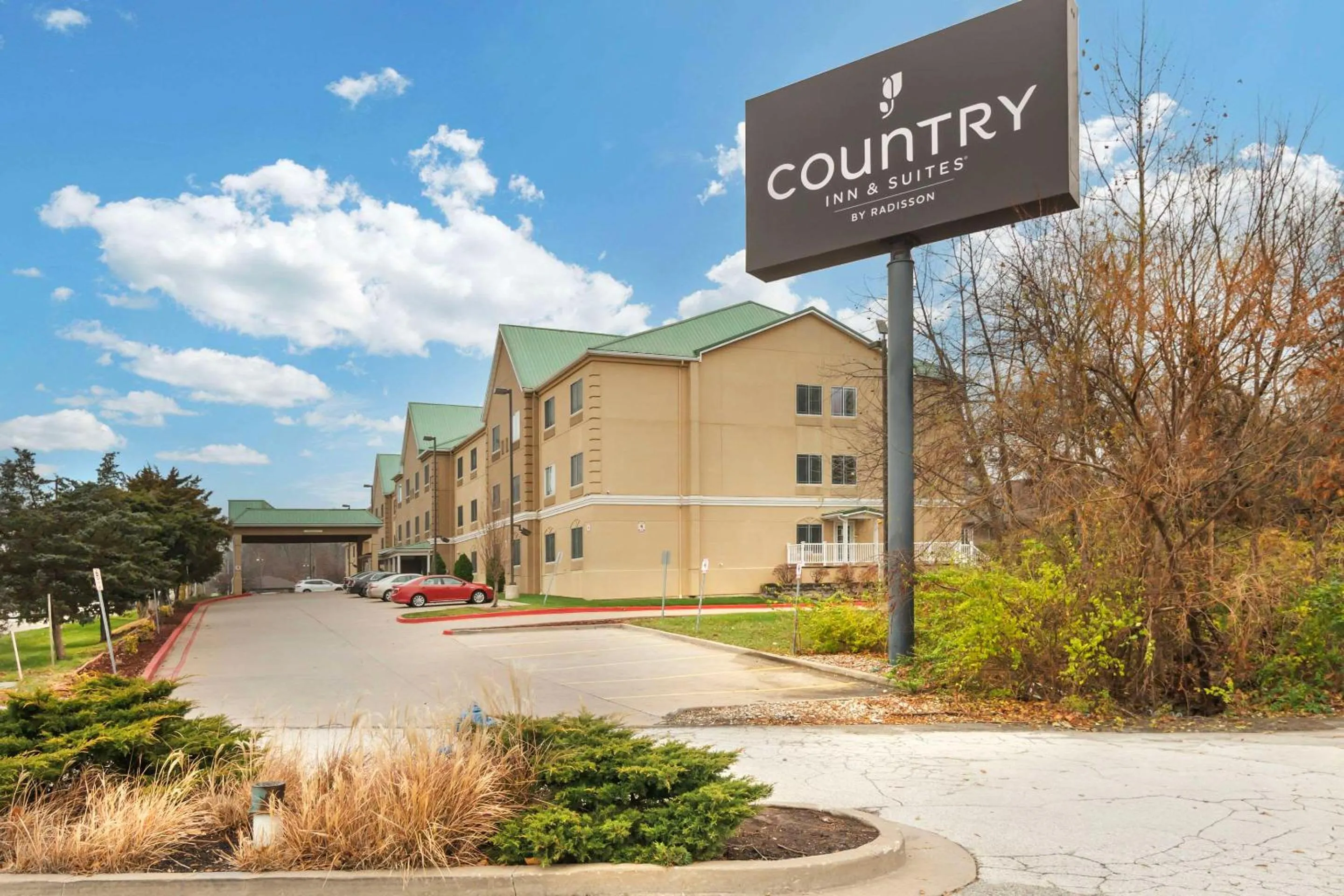 Property building in Country Inn & Suites by Radisson, Columbia, MO