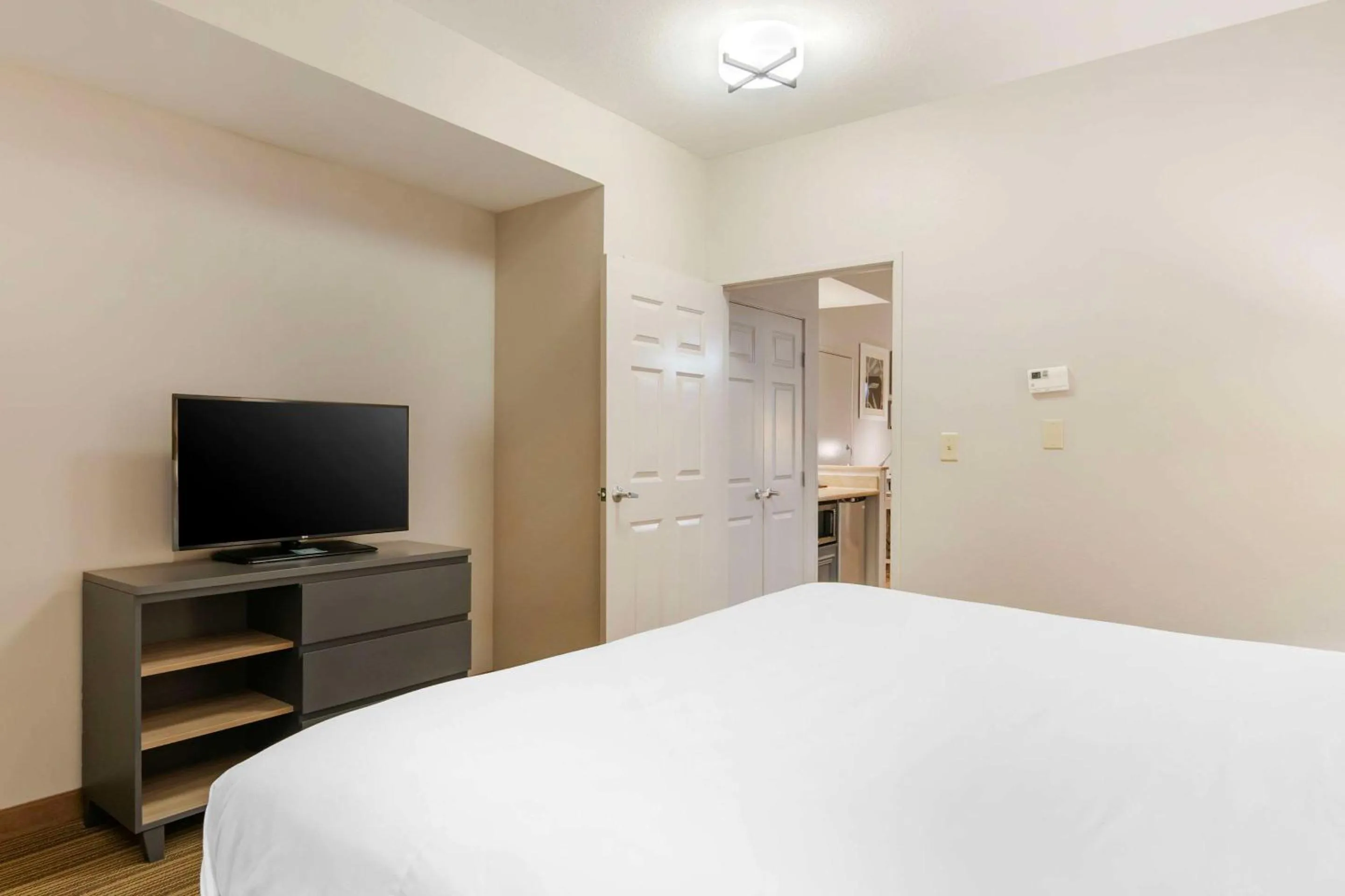 Bedroom, Bed in Country Inn & Suites by Radisson, Columbia, MO