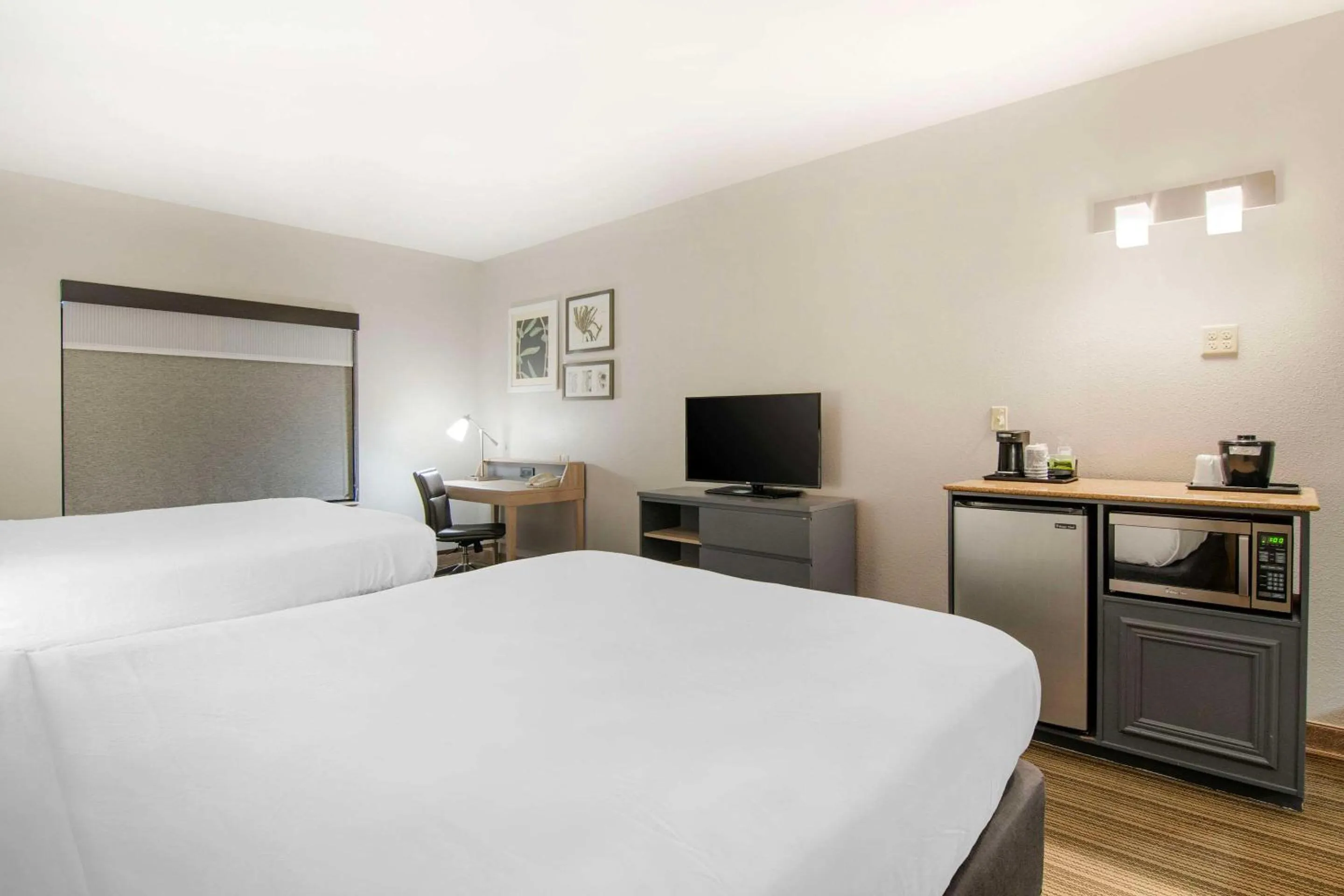 Bedroom, Bed in Country Inn & Suites by Radisson, Columbia, MO