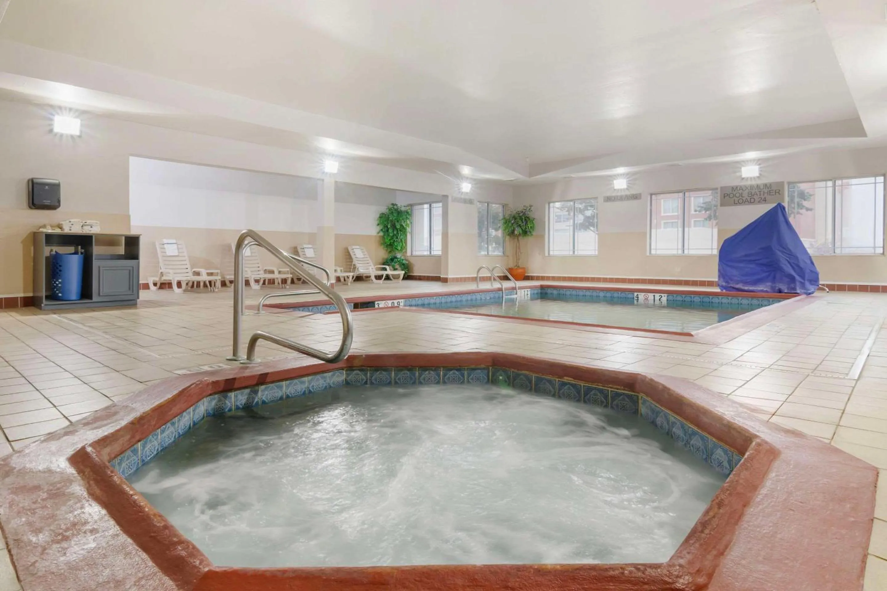 Swimming pool in Country Inn & Suites by Radisson, Columbia, MO