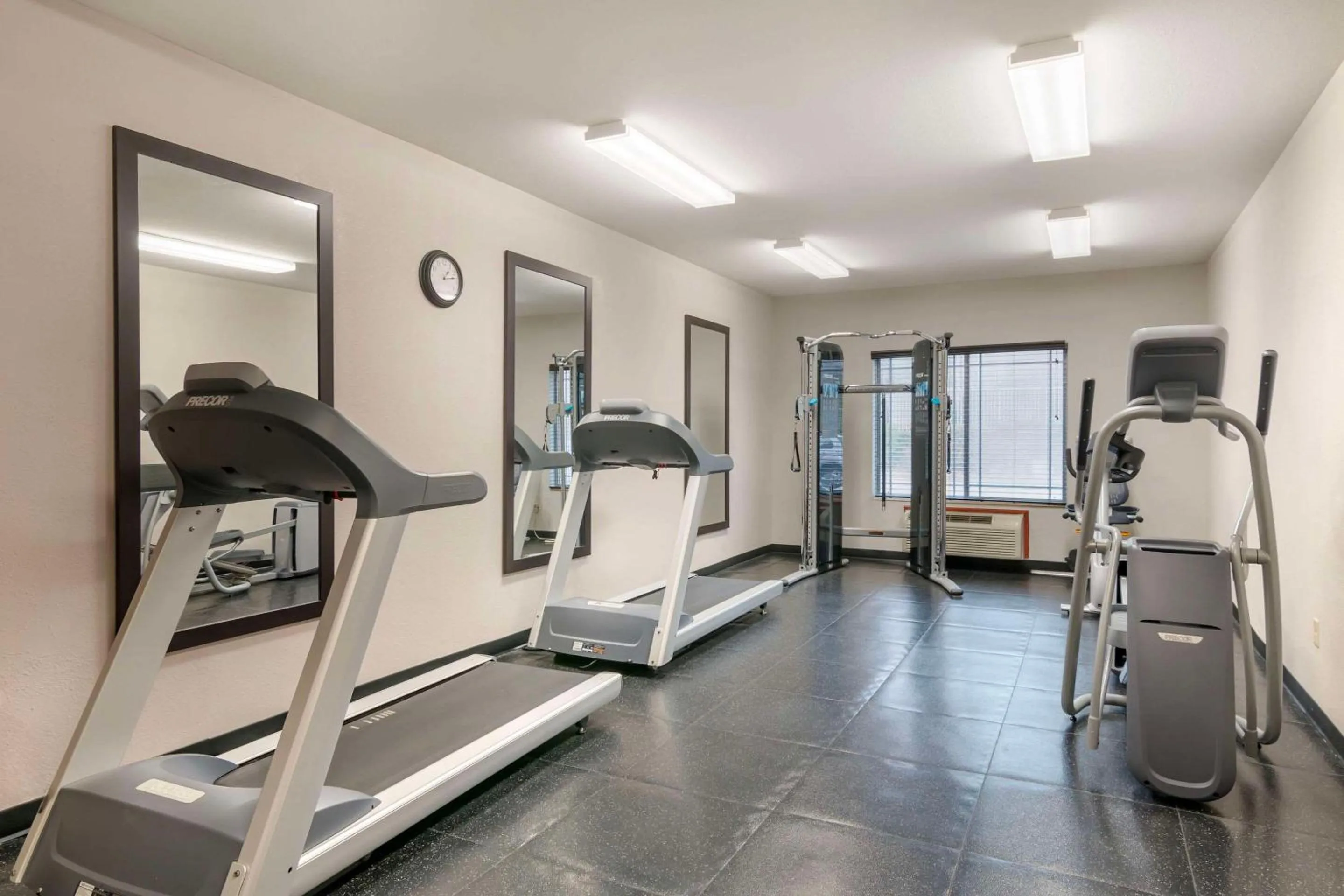 Fitness centre/facilities in Country Inn & Suites by Radisson, Columbia, MO