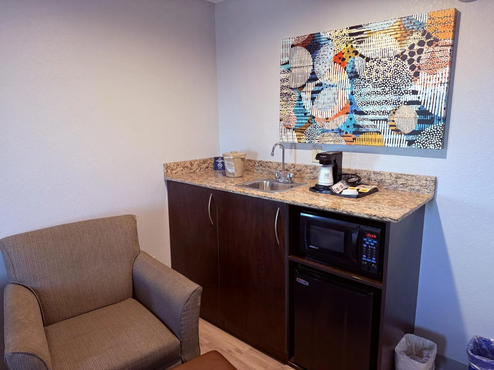 microwave in Microtel Inn & Suites by Wyndham Wheeling at The Highlands