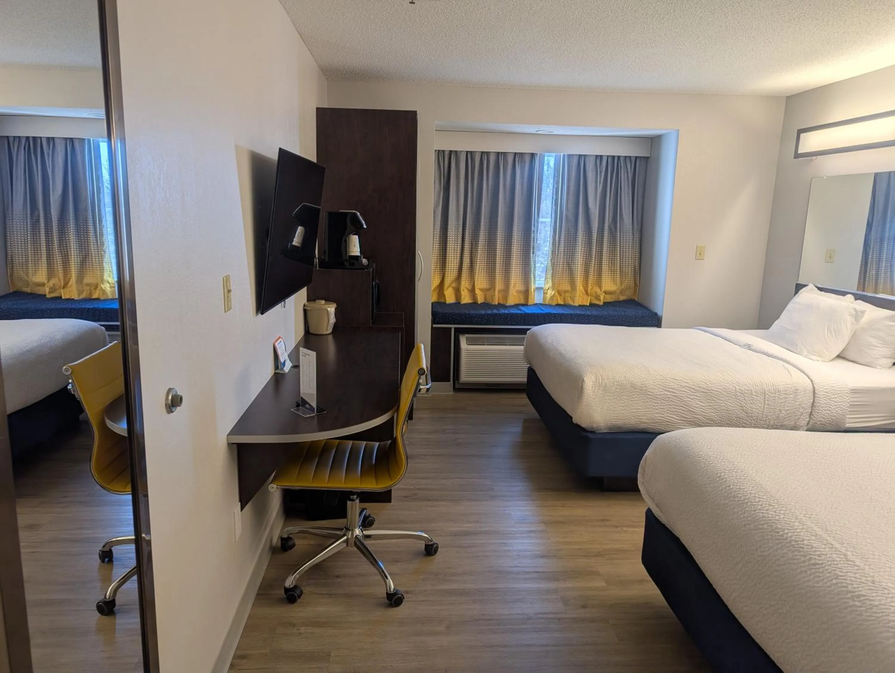 Bedroom, Bed in Microtel Inn & Suites by Wyndham Wheeling at The Highlands