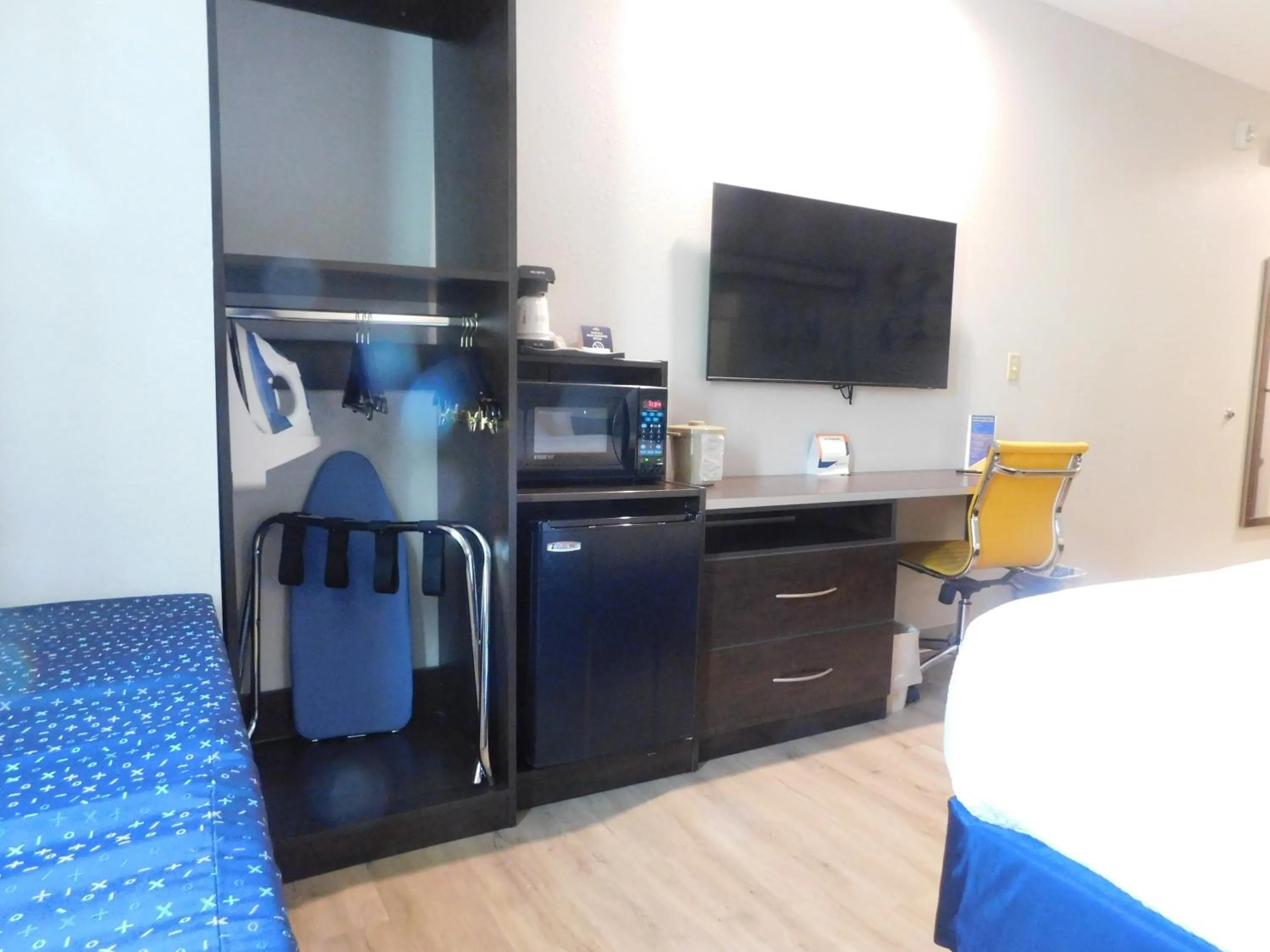 Bedroom, Bed in Microtel Inn & Suites by Wyndham Wheeling at The Highlands