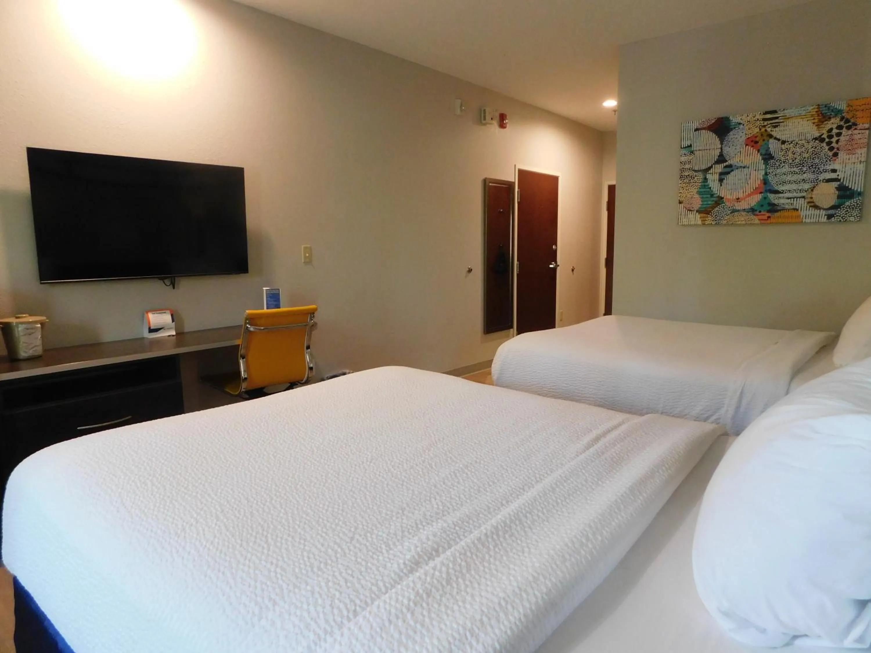 TV and multimedia, Bed in Microtel Inn & Suites by Wyndham Wheeling at The Highlands