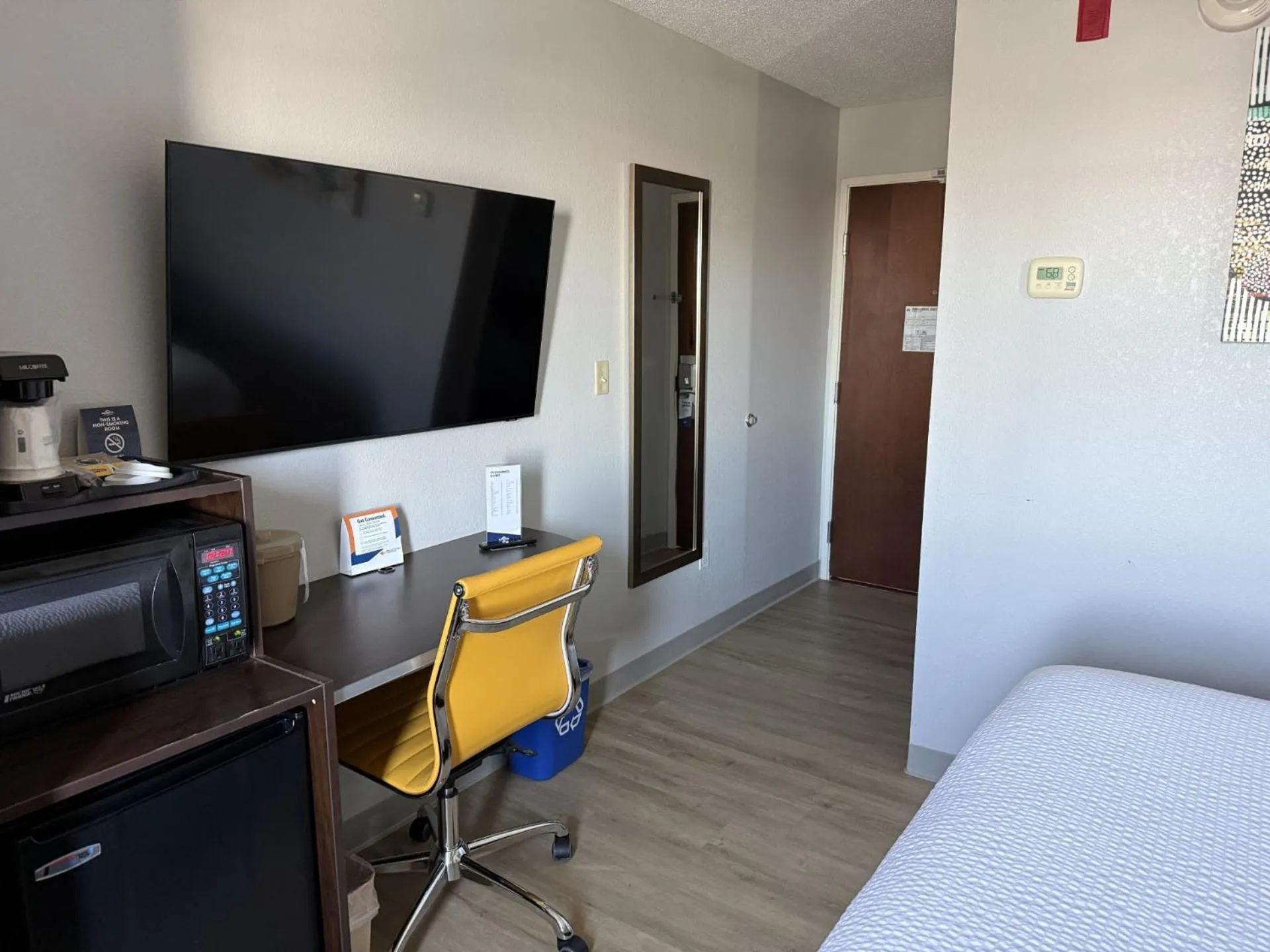 TV and multimedia, Bed in Microtel Inn & Suites by Wyndham Wheeling at The Highlands