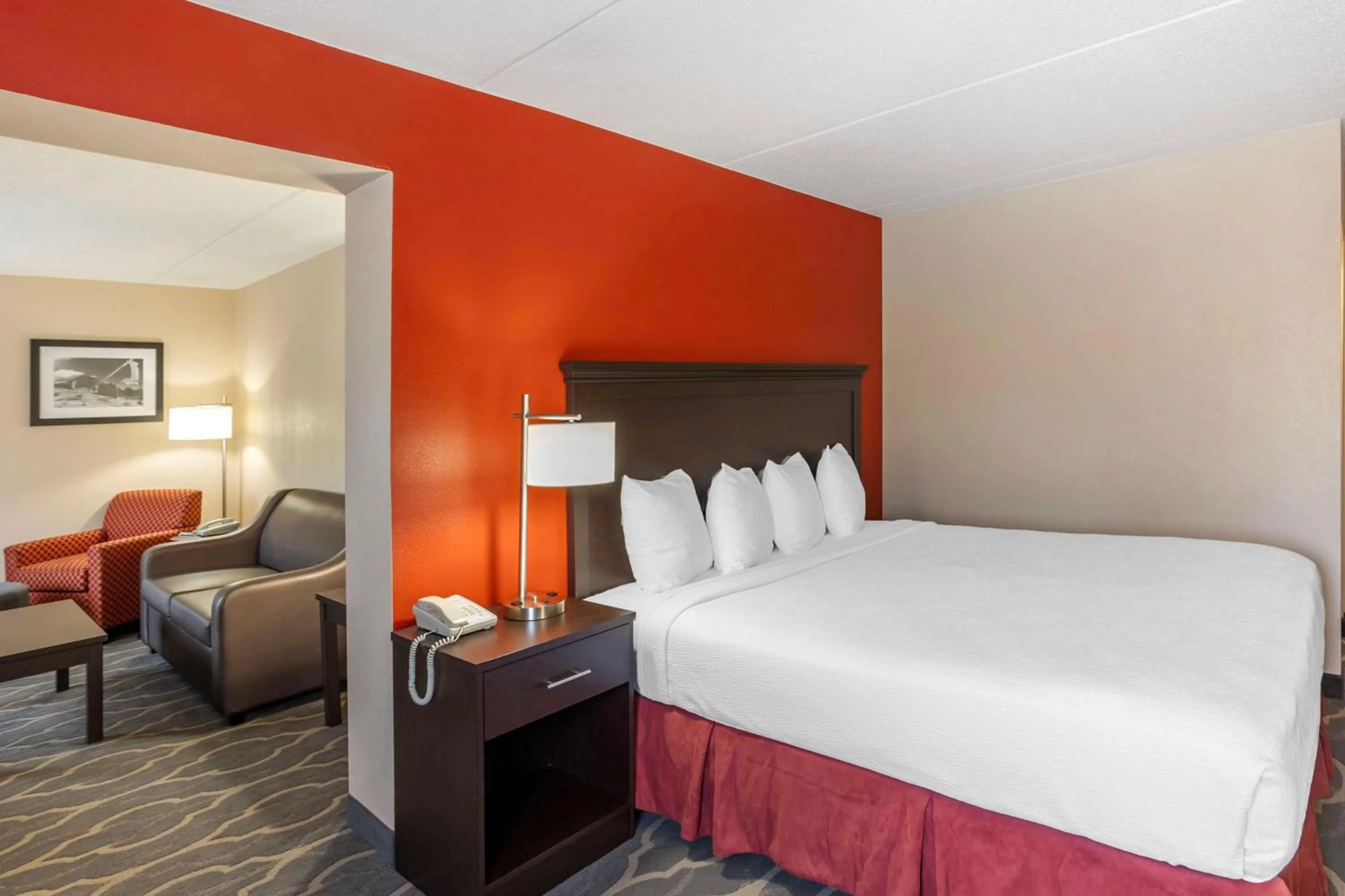 Photo of the whole room, Bed in Best Western Inn at Blakeslee-Pocono