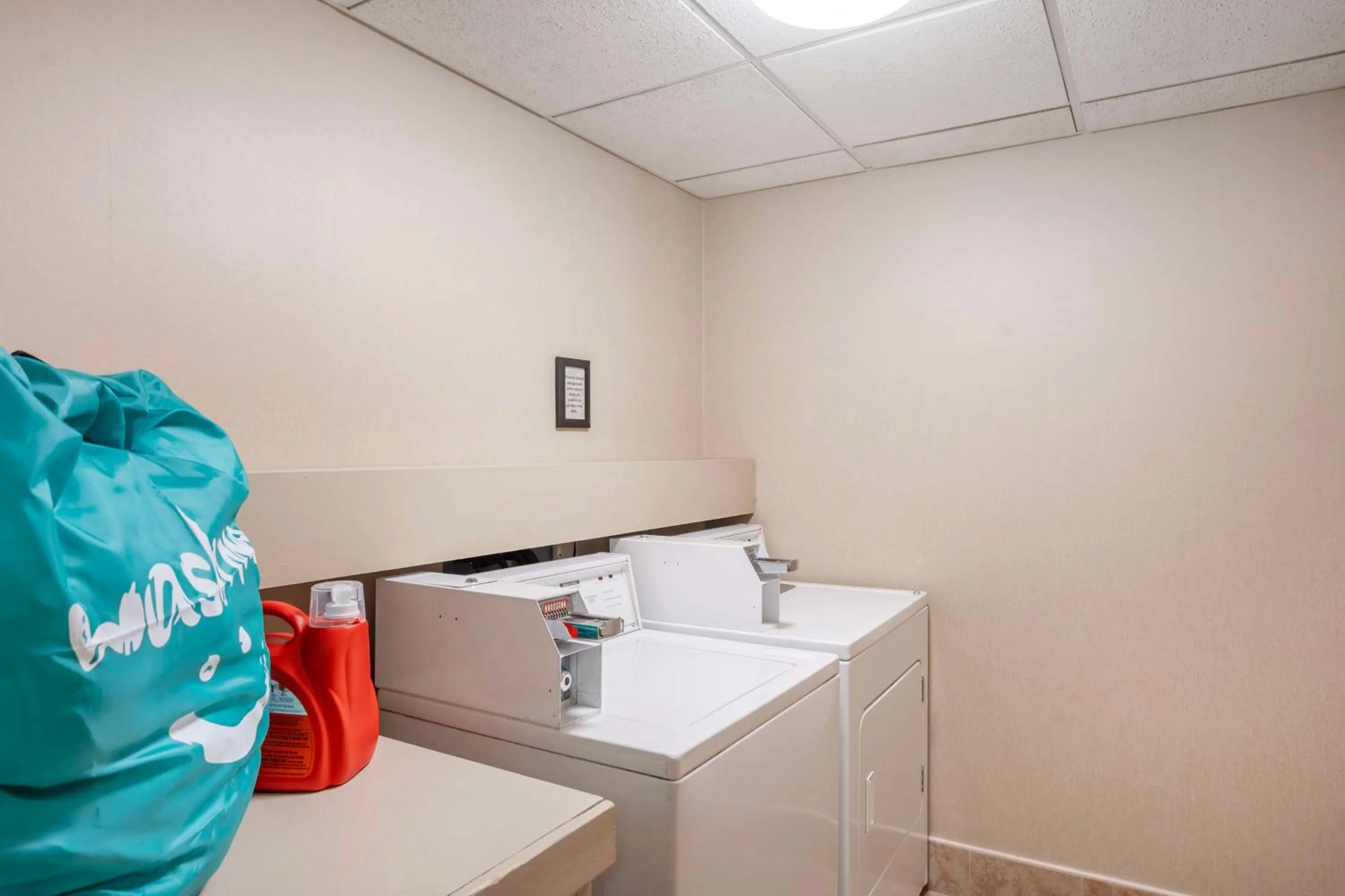 laundry in Best Western Inn at Blakeslee-Pocono