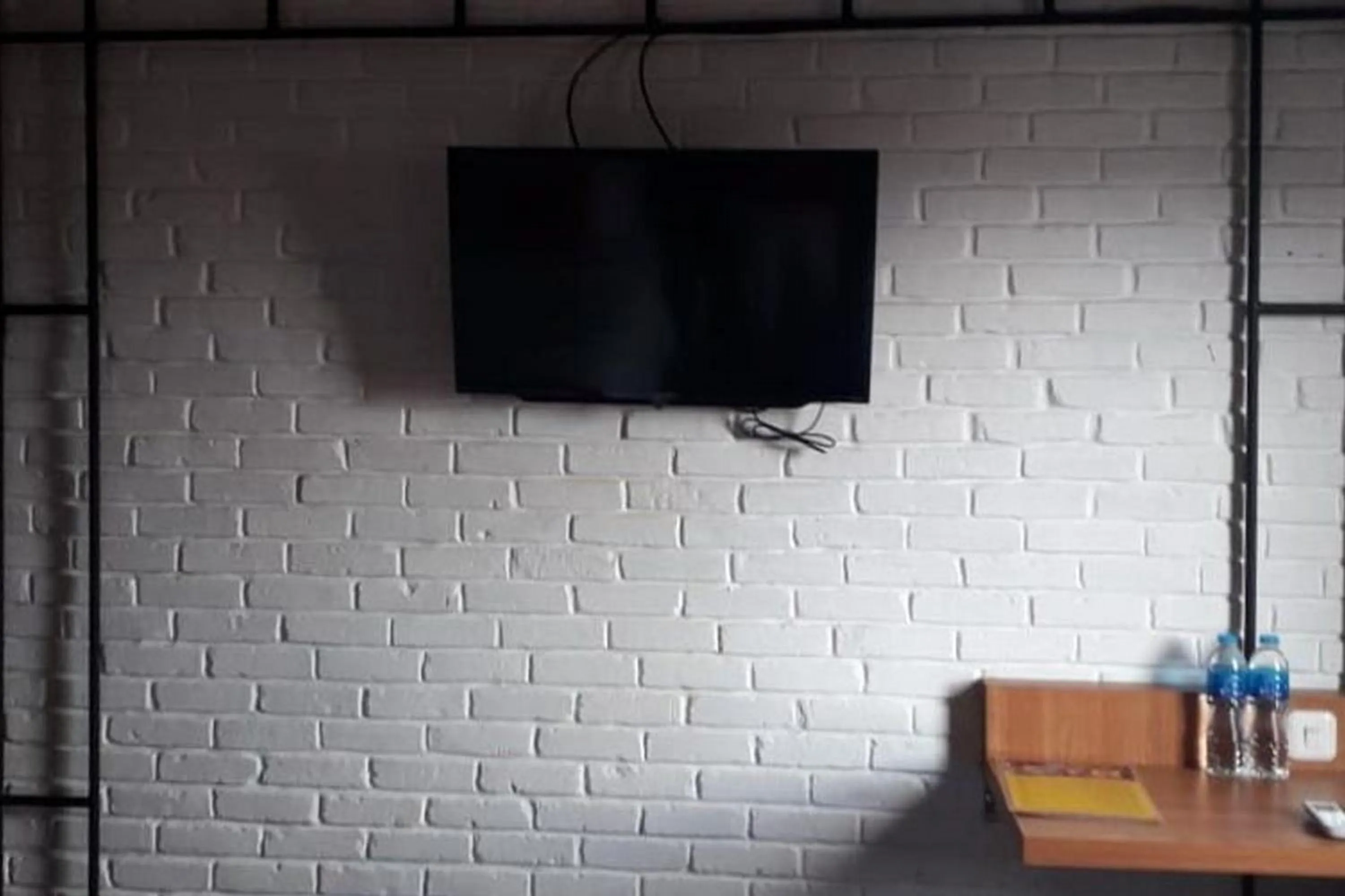 TV and multimedia in RedDoorz Plus @ Doorman Guest House