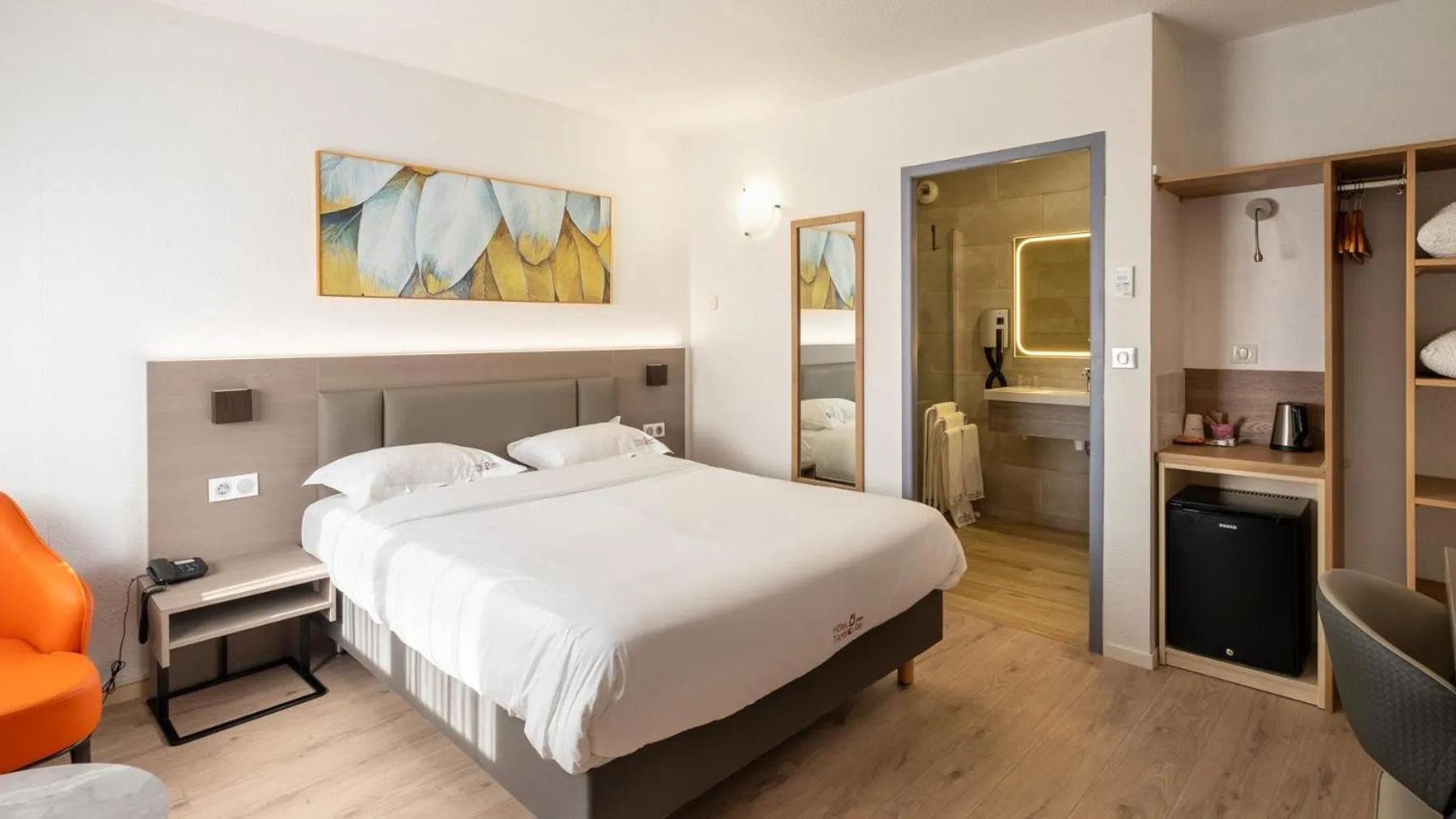 Bed in Hotel Tambourin