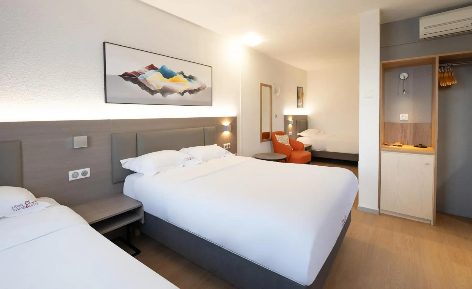 Bed in Hotel Tambourin