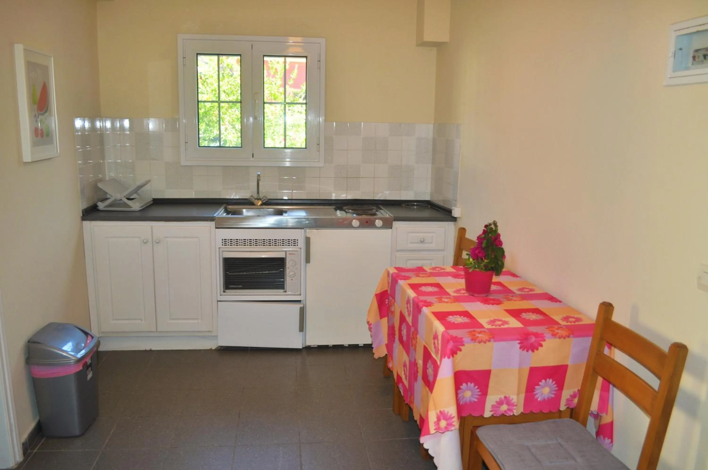 Restaurant/places to eat in Holiday Apartments yannis on Agios Gordios beach in Corfu