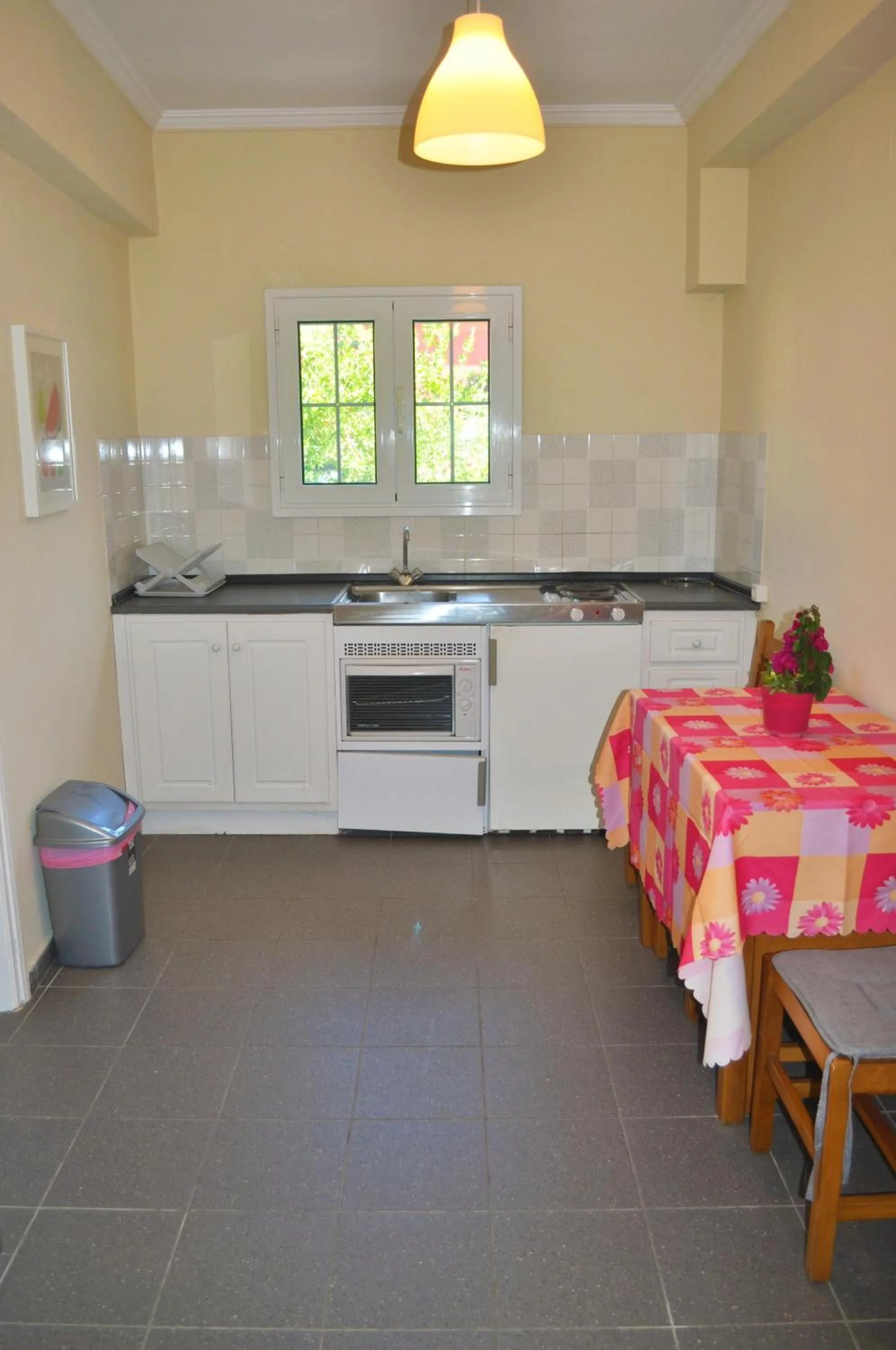Restaurant/places to eat in Holiday Apartments yannis on Agios Gordios beach in Corfu