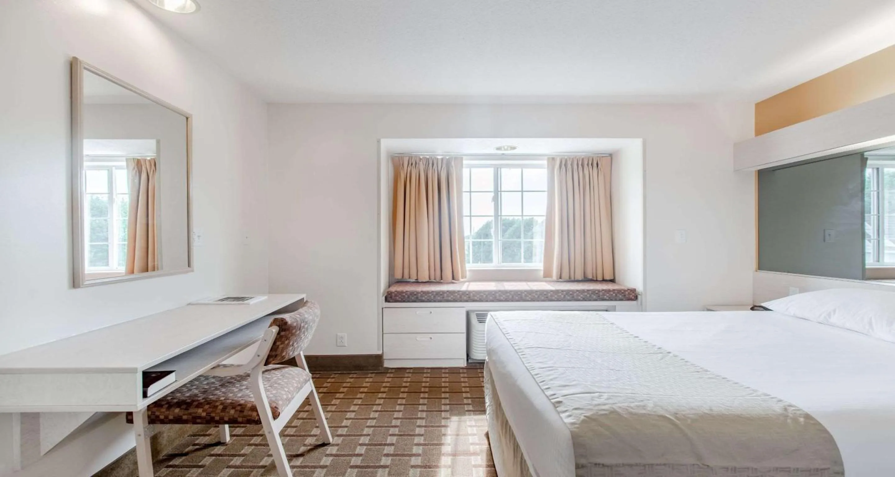 Photo of the whole room, Bed in SureStay Hotel by Best Western Christiansburg Blacksburg