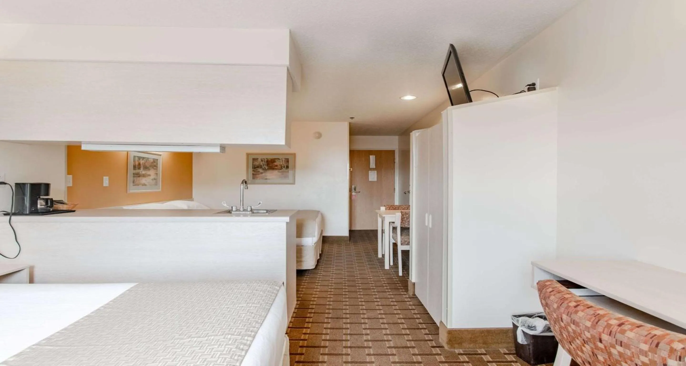 Photo of the whole room, Bed in SureStay Hotel by Best Western Christiansburg Blacksburg