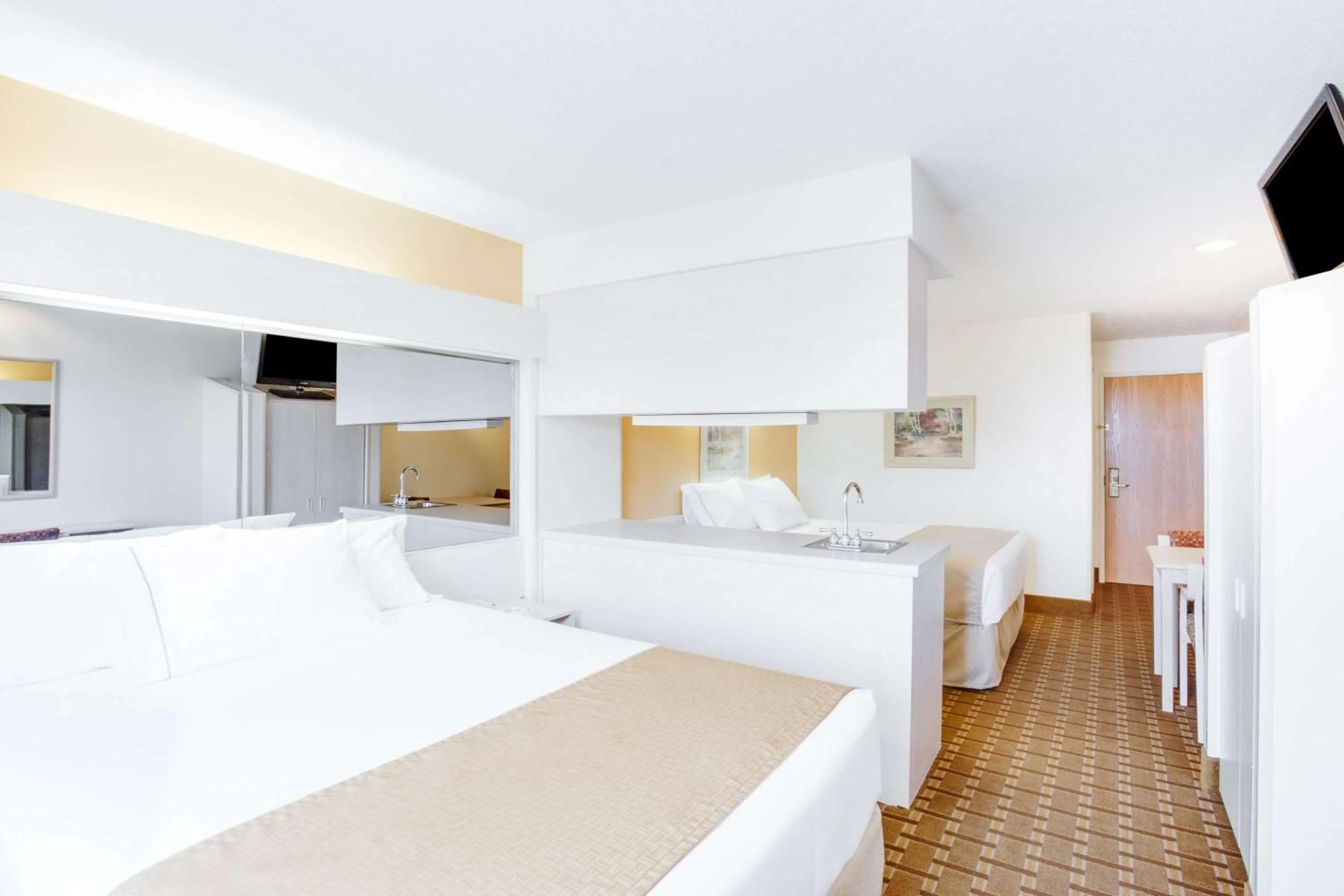 Photo of the whole room, Bed in SureStay Hotel by Best Western Christiansburg Blacksburg