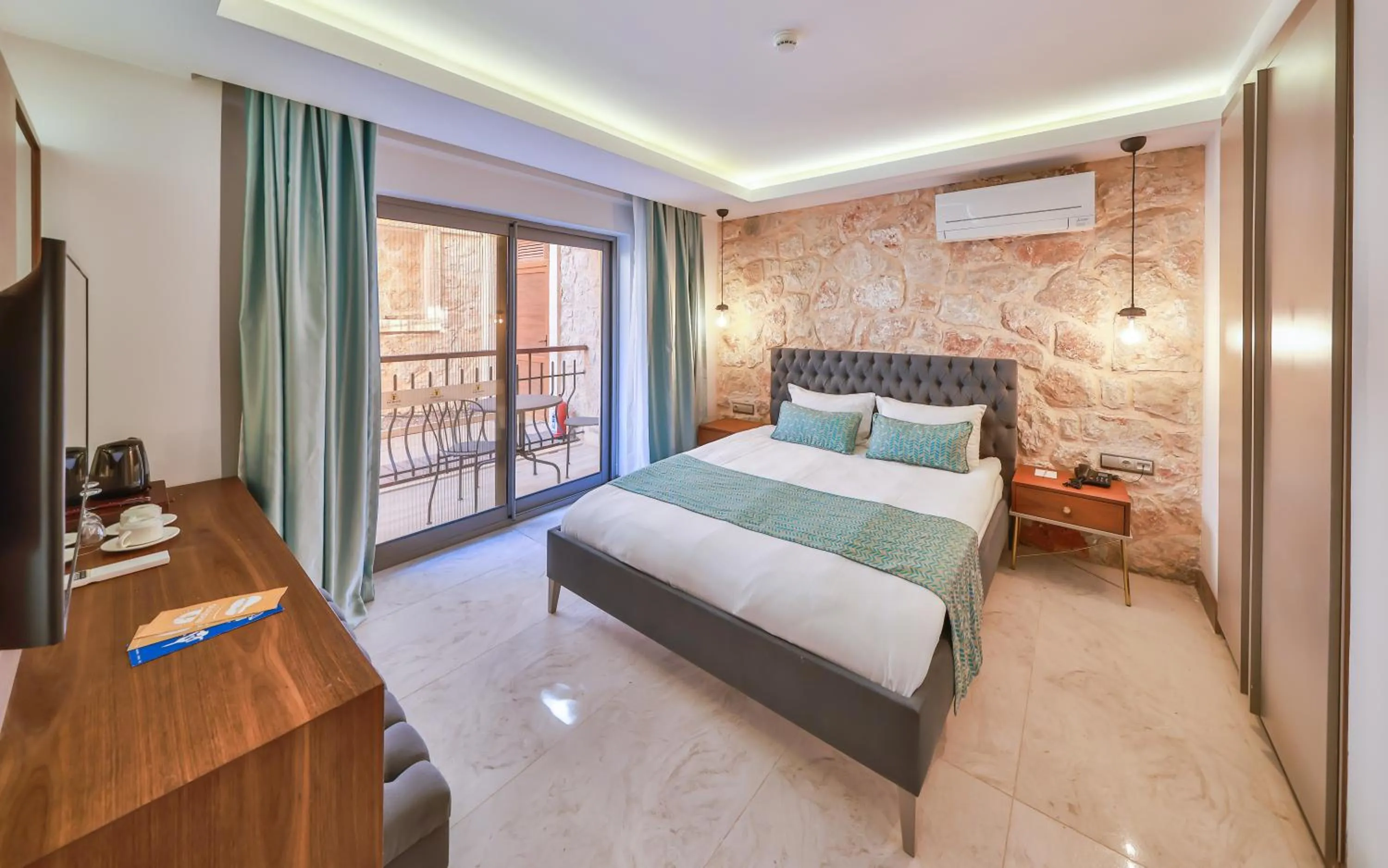 Photo of the whole room, Bed in Molino Hotel