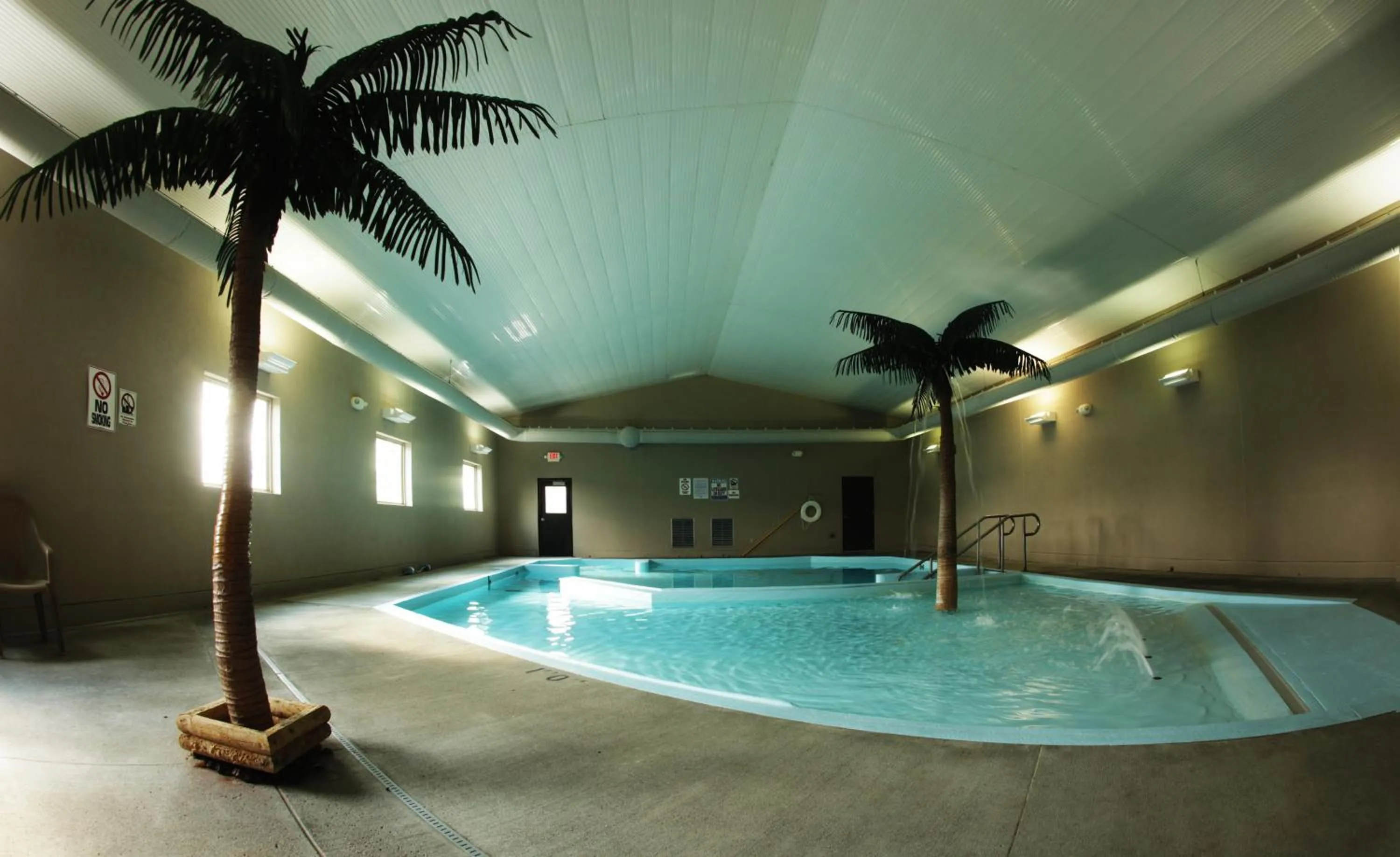 Swimming pool in Carrollton Hotel