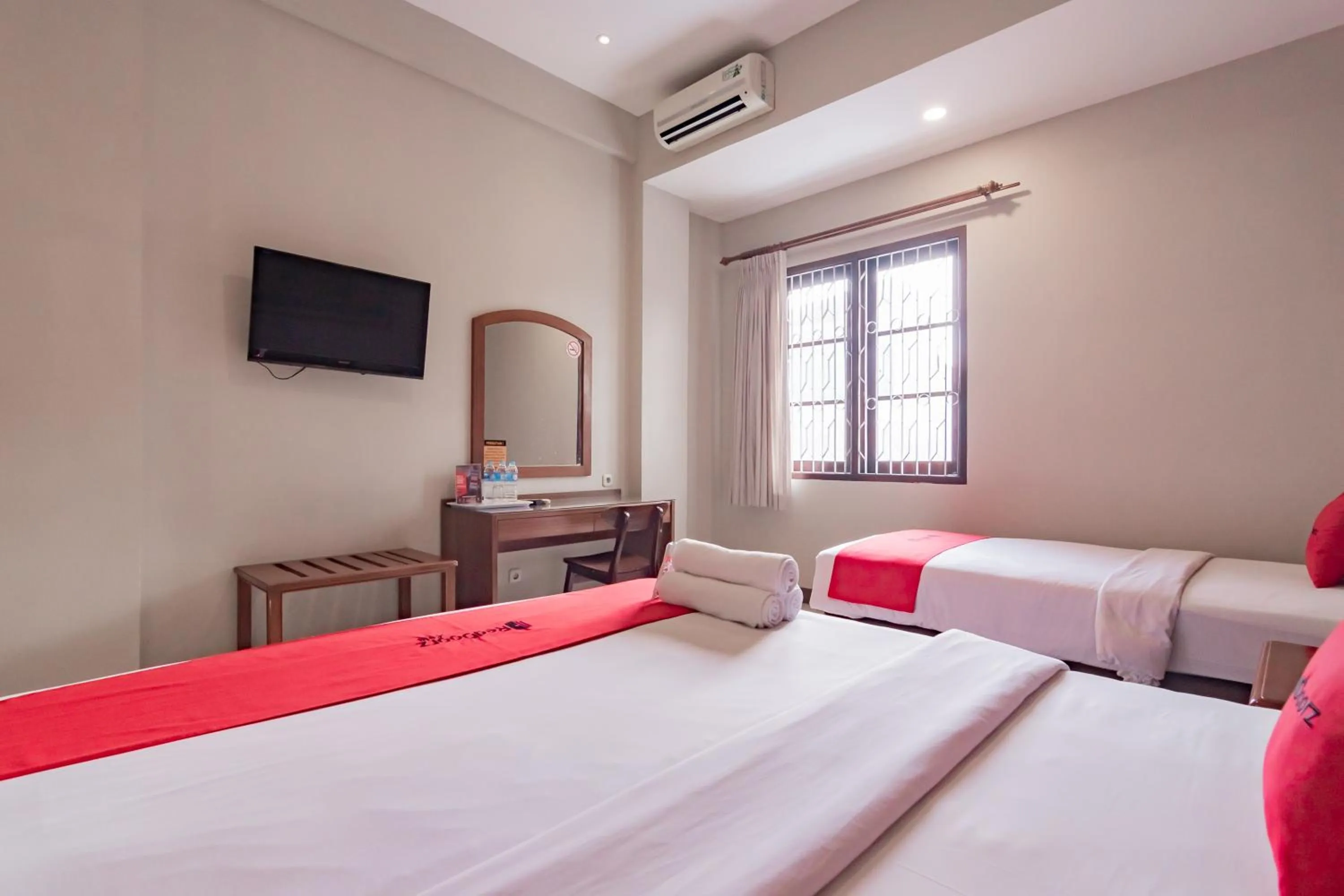Bedroom, Bed in RedDoorz near Simpang Dago 2
