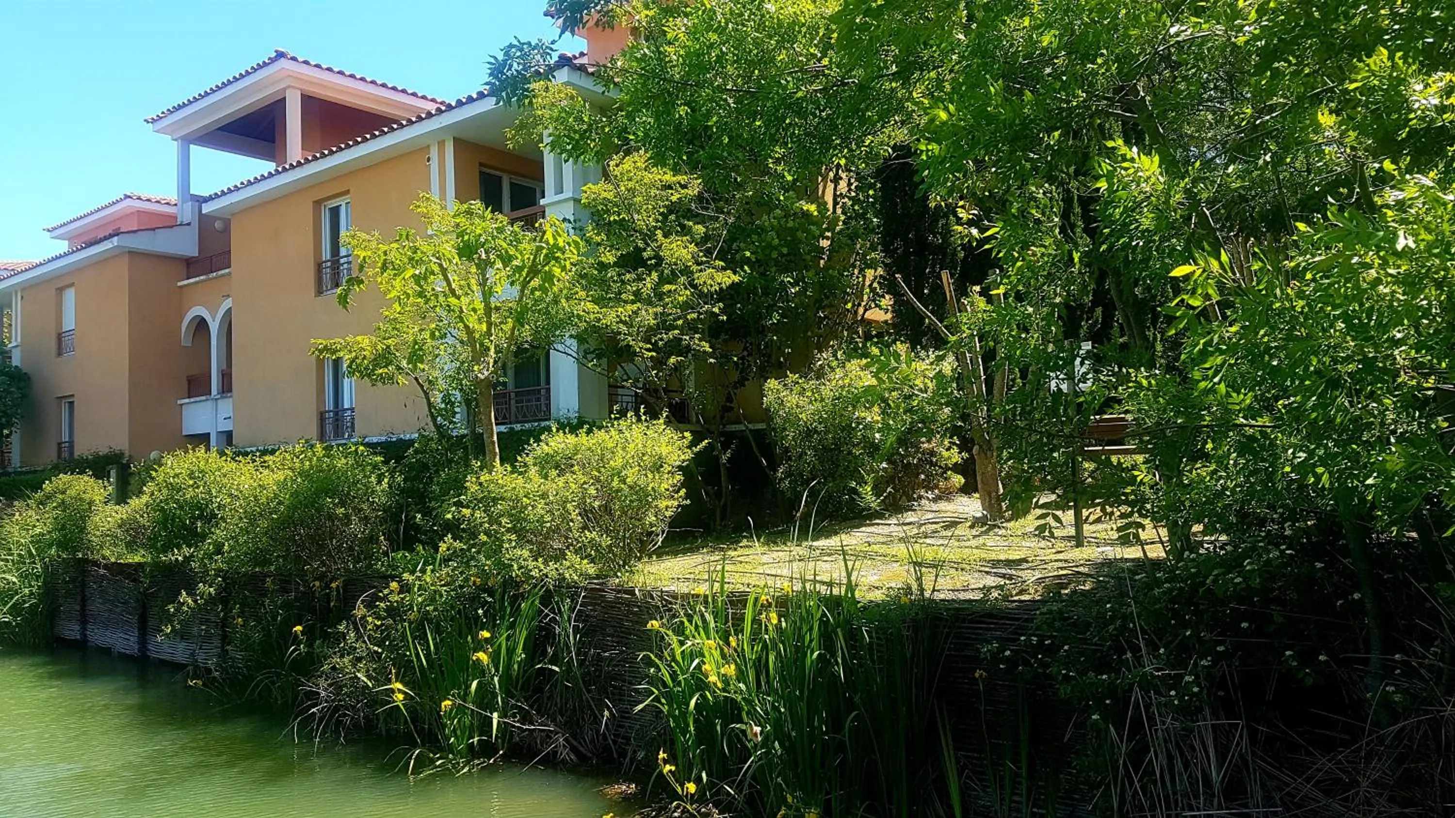 Facade/entrance in Goélia Mandelieu Riviera Resort