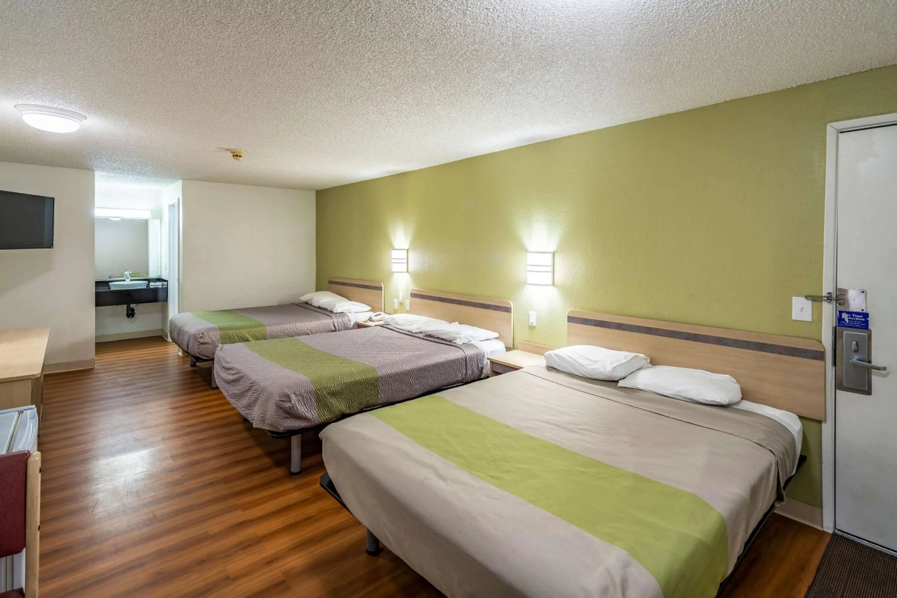 TV and multimedia, Bed in Motel 6 Clarkston WA