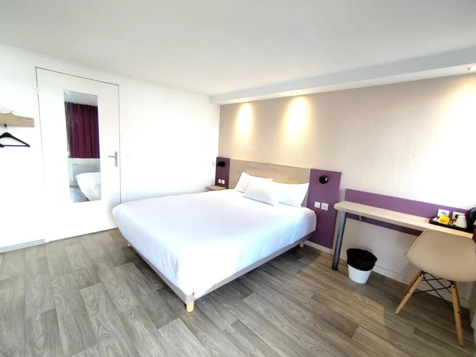 Coffee/tea facilities, Bed in Kyriad Meaux Sud Nanteuil Les Meaux