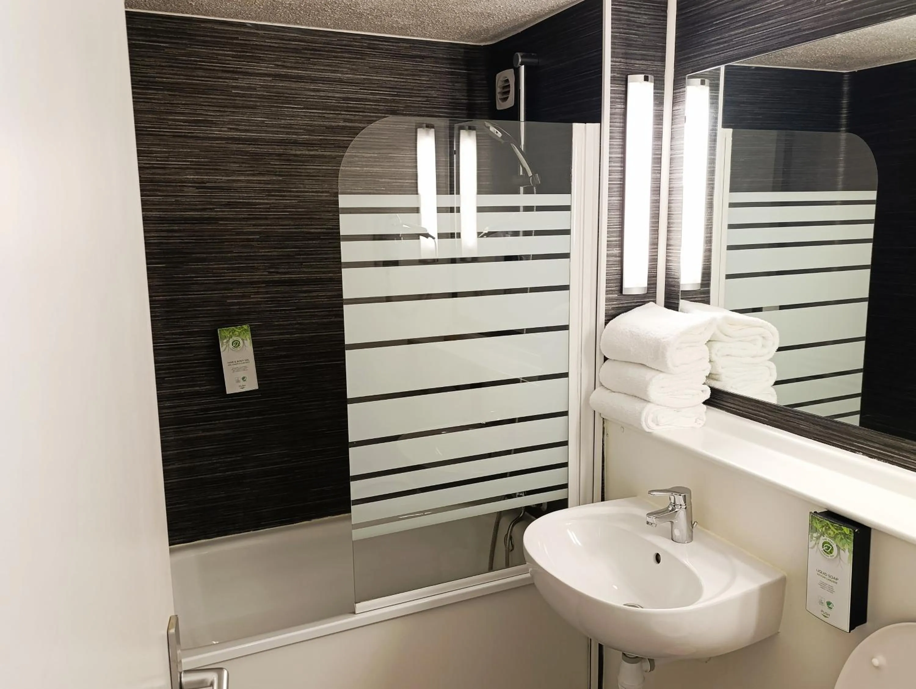 Bathroom in Kyriad Meaux Sud Nanteuil Les Meaux