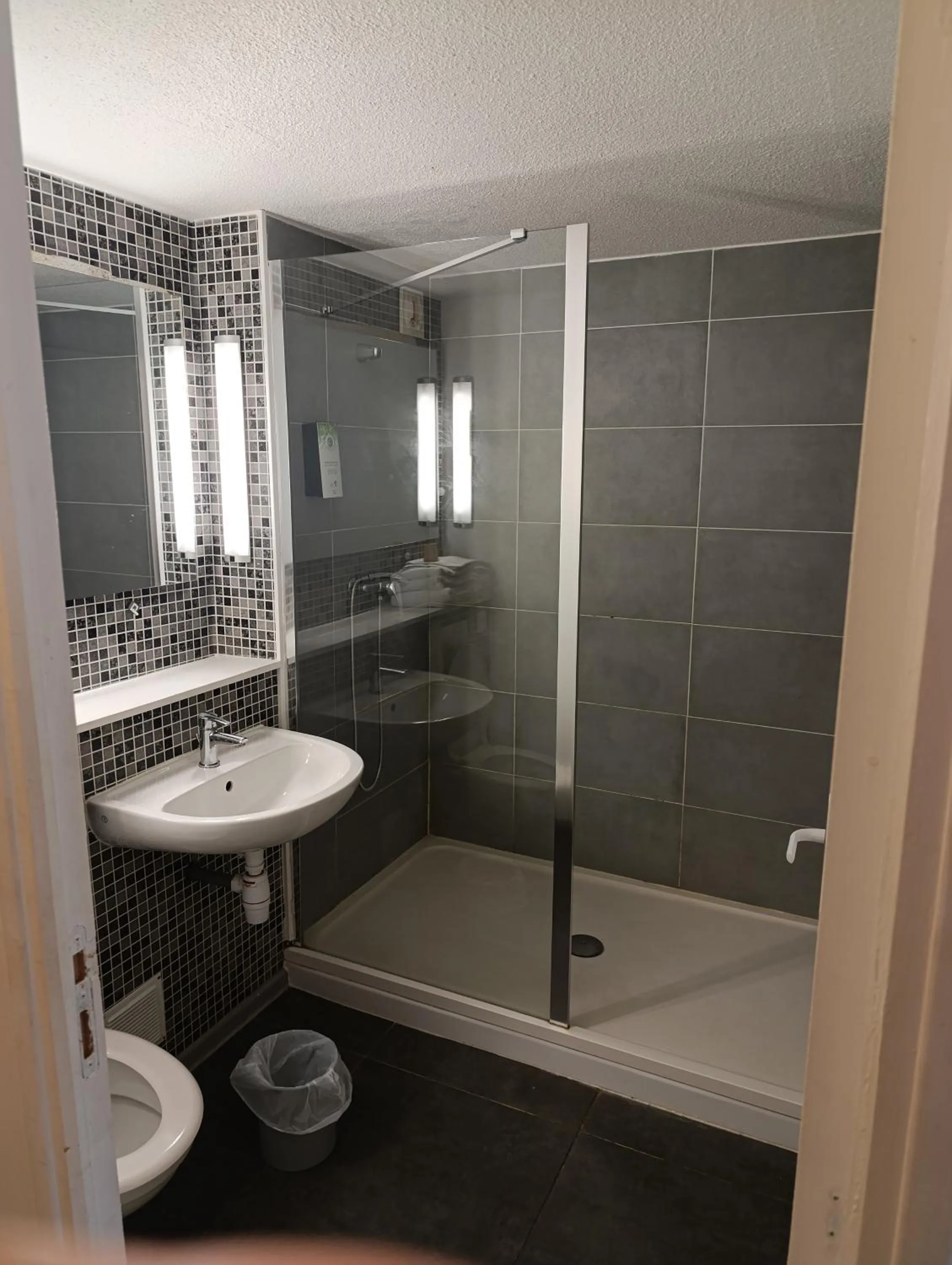 Shower in Kyriad Meaux Sud Nanteuil Les Meaux