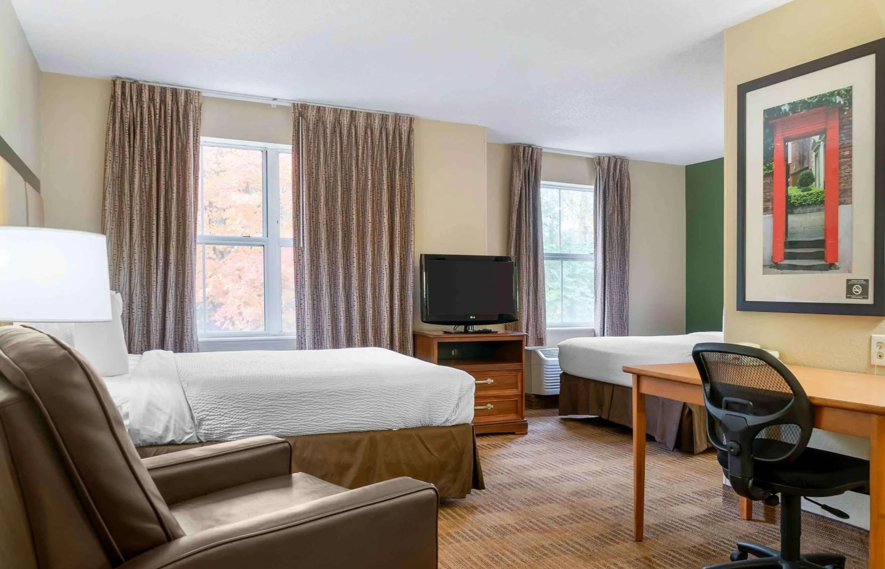 Bedroom, Bed in Extended Stay America Suites - Detroit - Novi - Orchard Hill Place