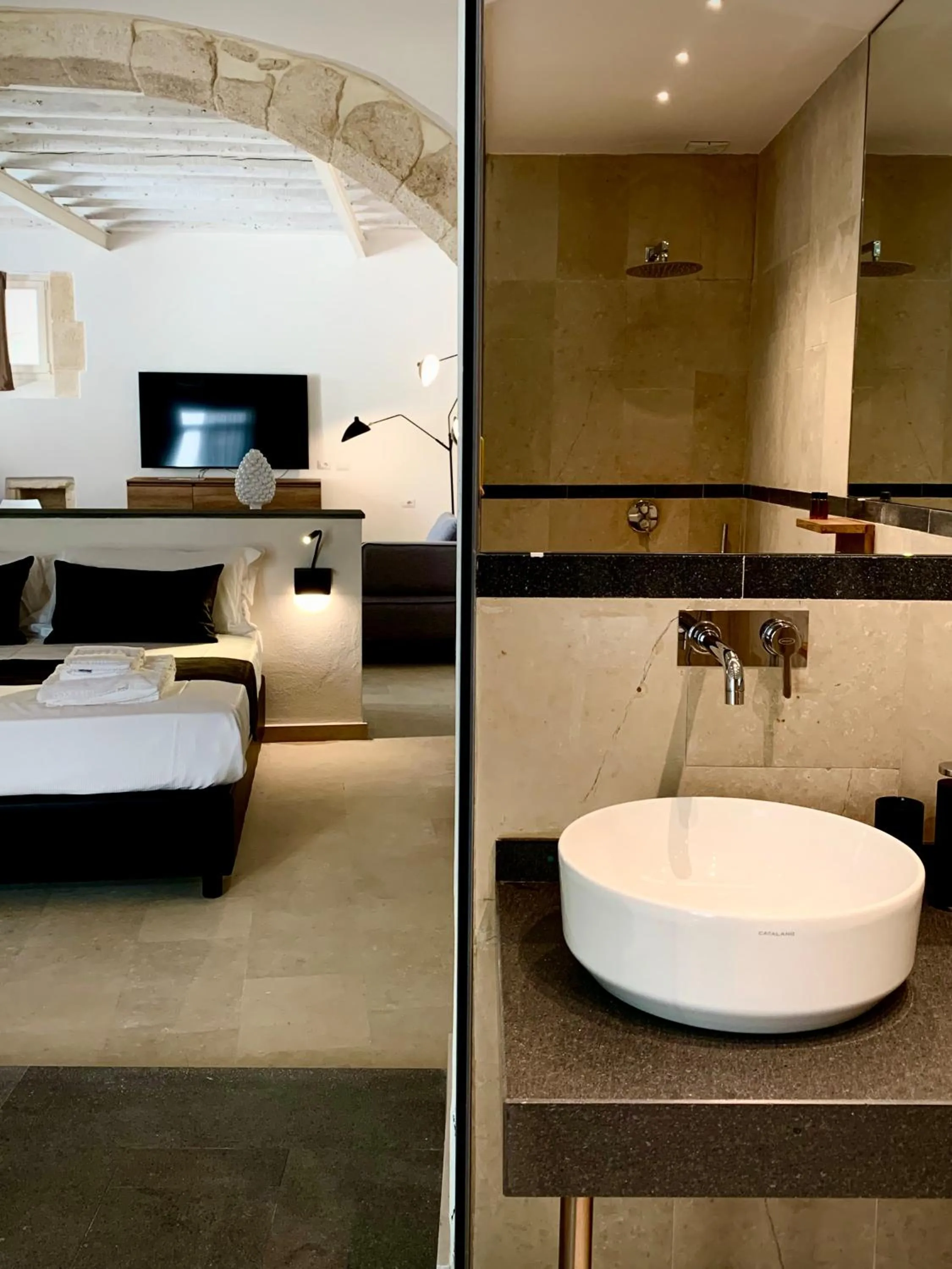 Bathroom, Bed in Isabella di Castiglia Apartments