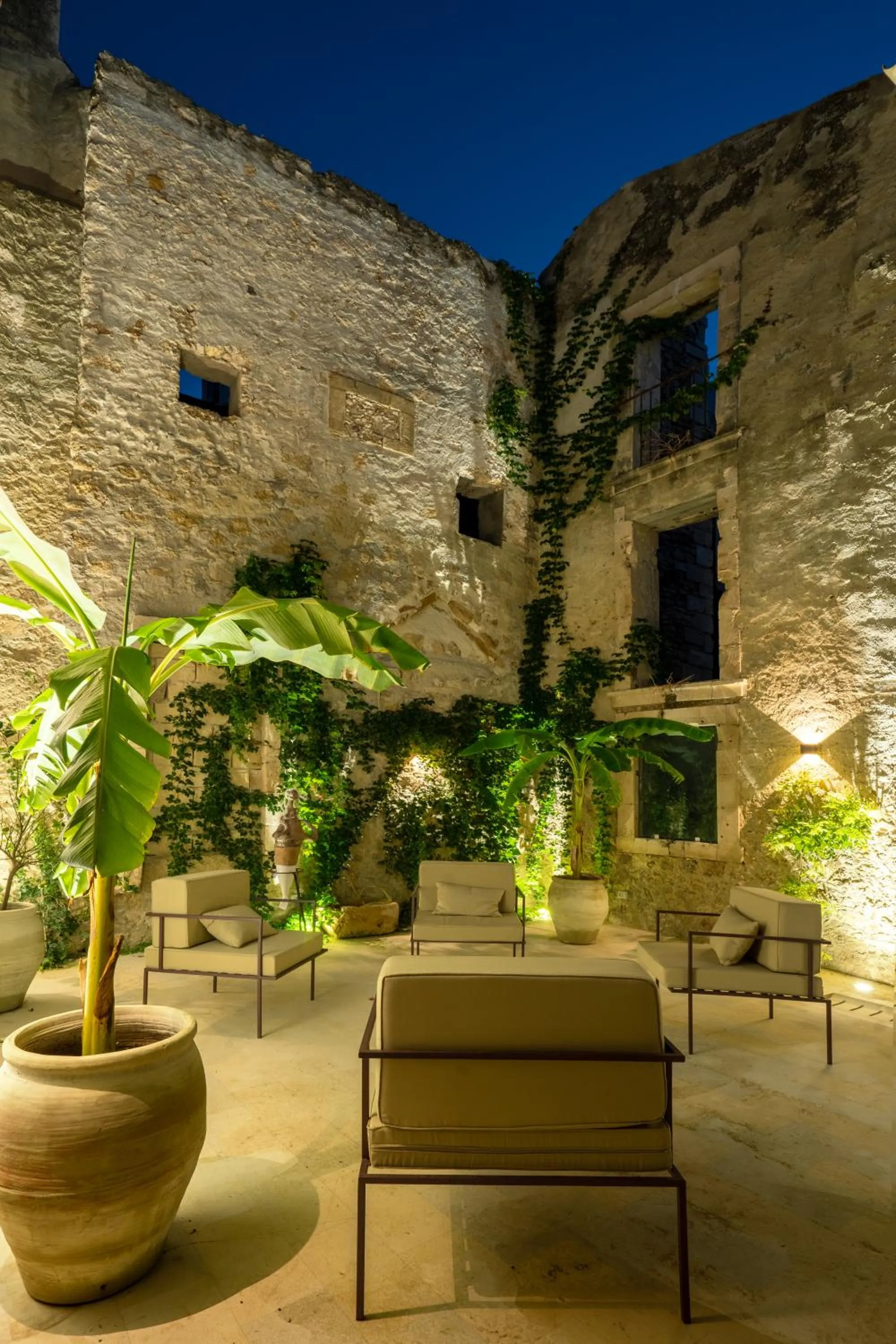 Patio in Isabella di Castiglia Apartments