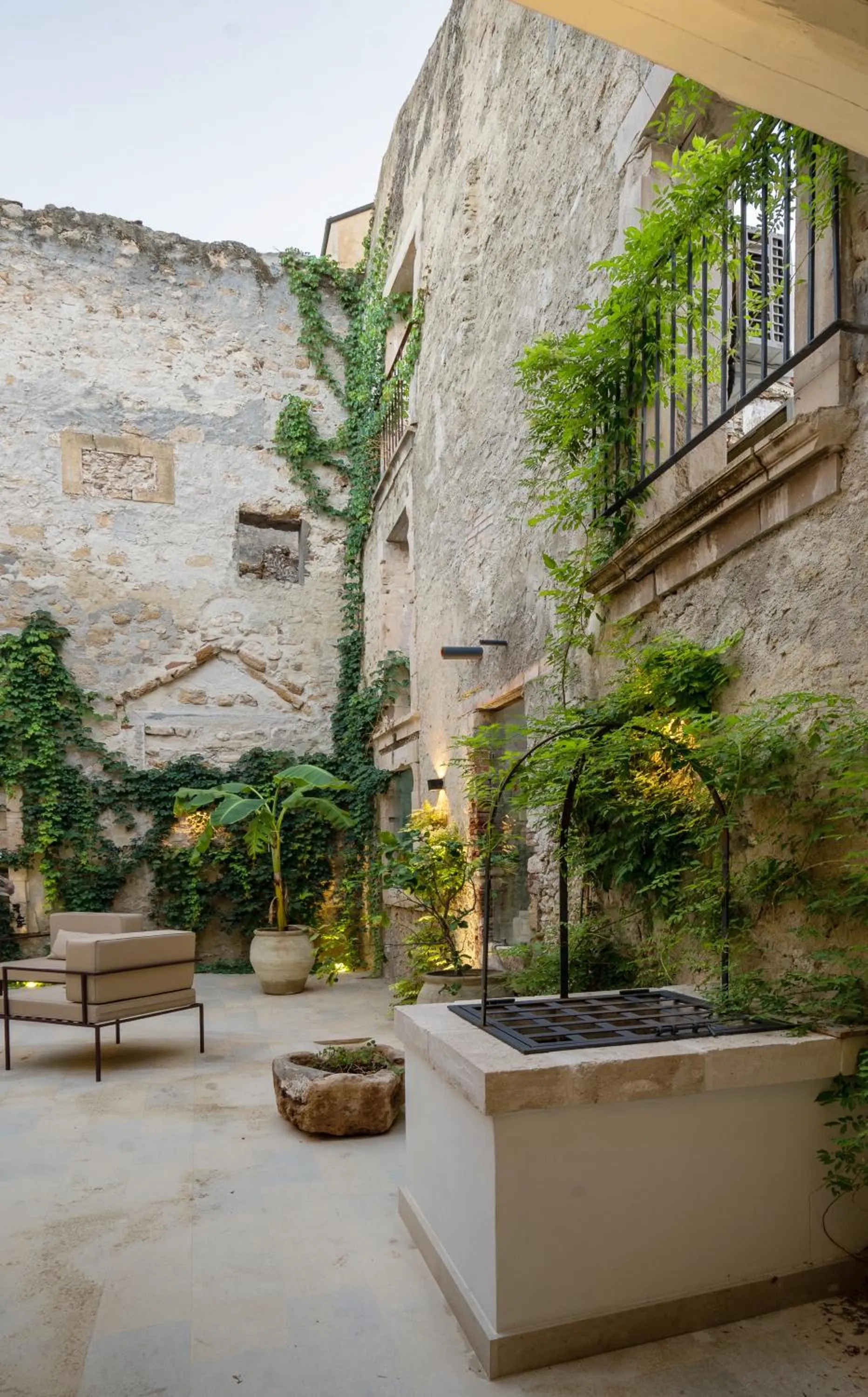 Patio in Isabella di Castiglia Apartments