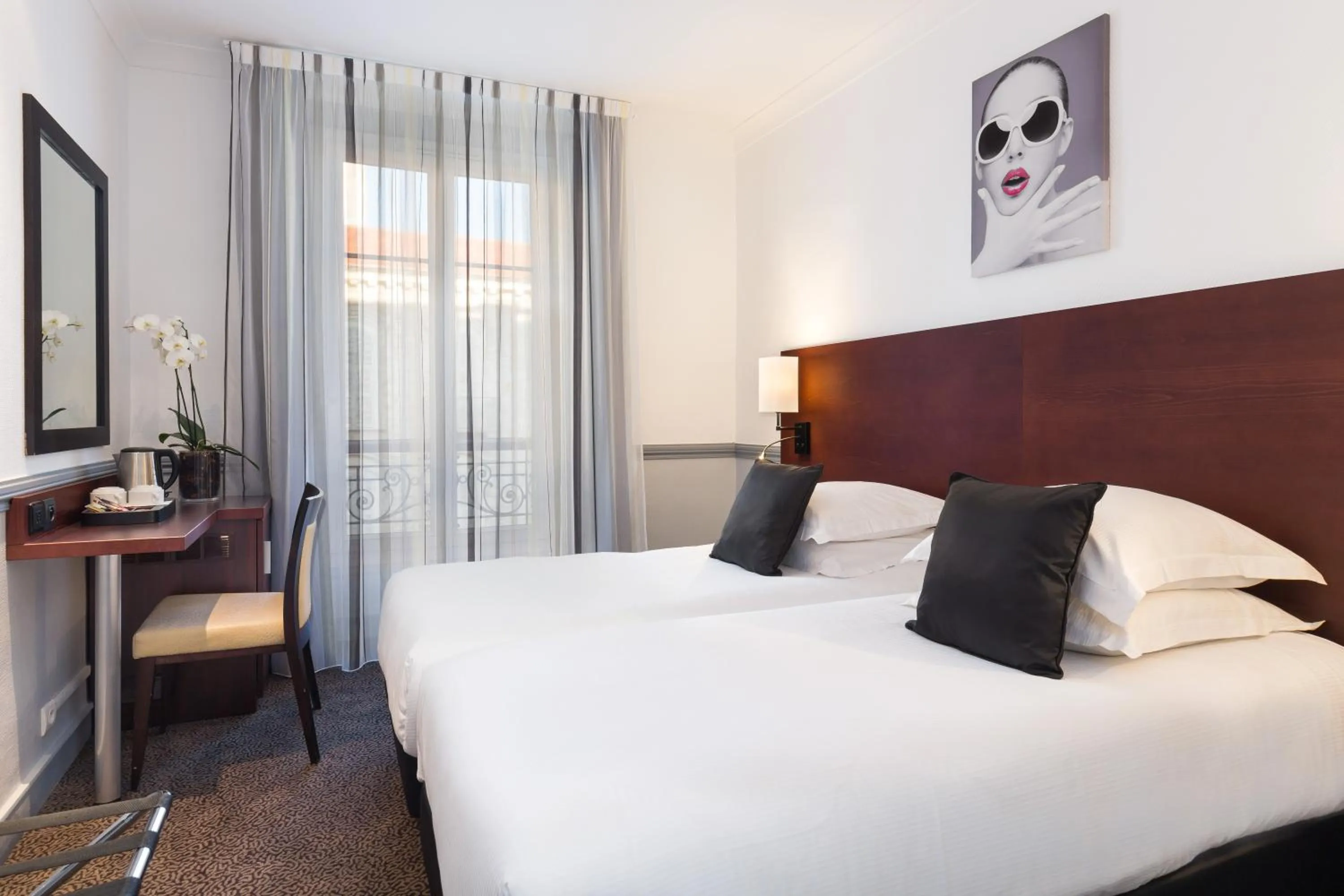 Photo of the whole room, Bed in Best Western Hotel Lakmi Nice