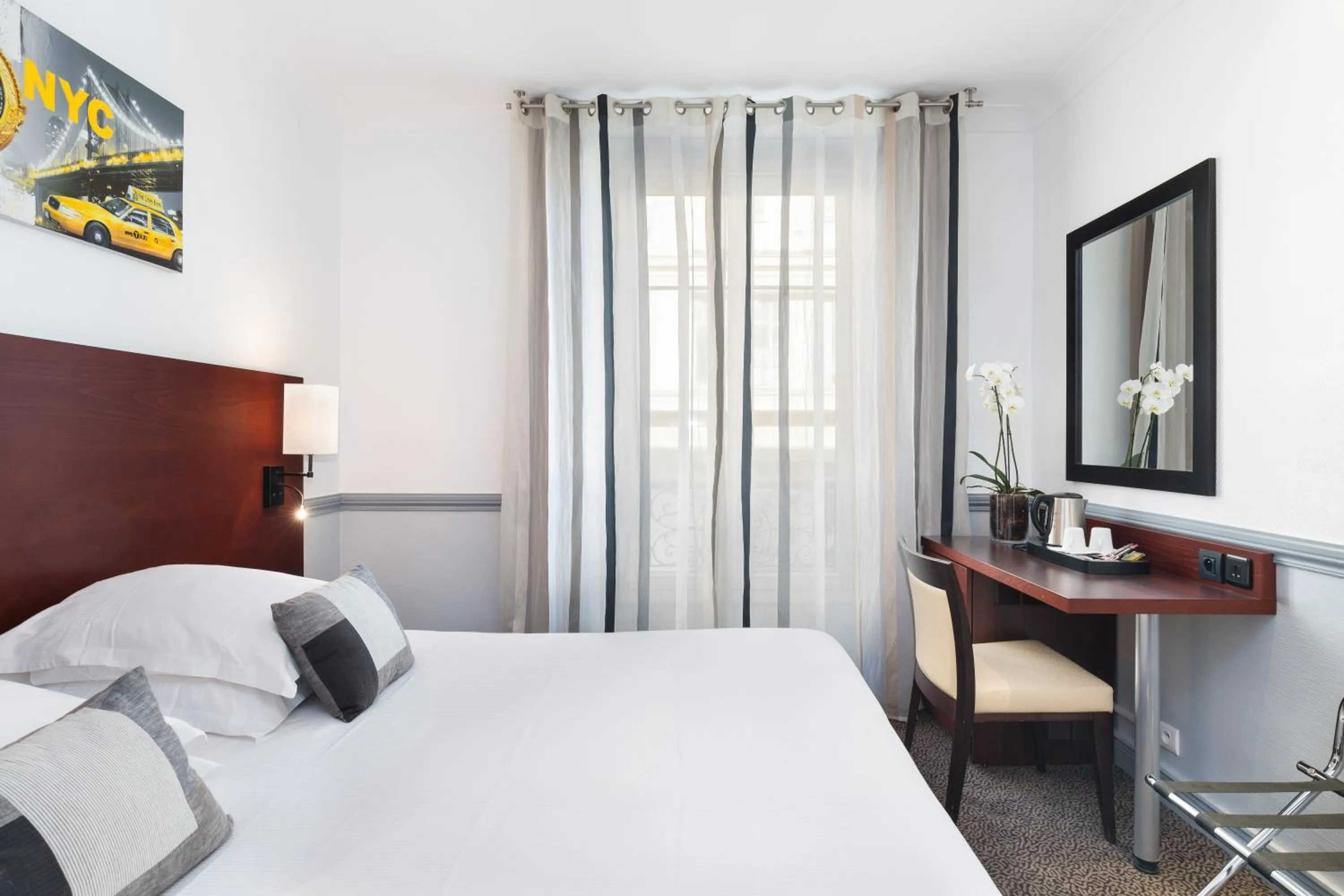 Photo of the whole room, Bed in Best Western Hotel Lakmi Nice