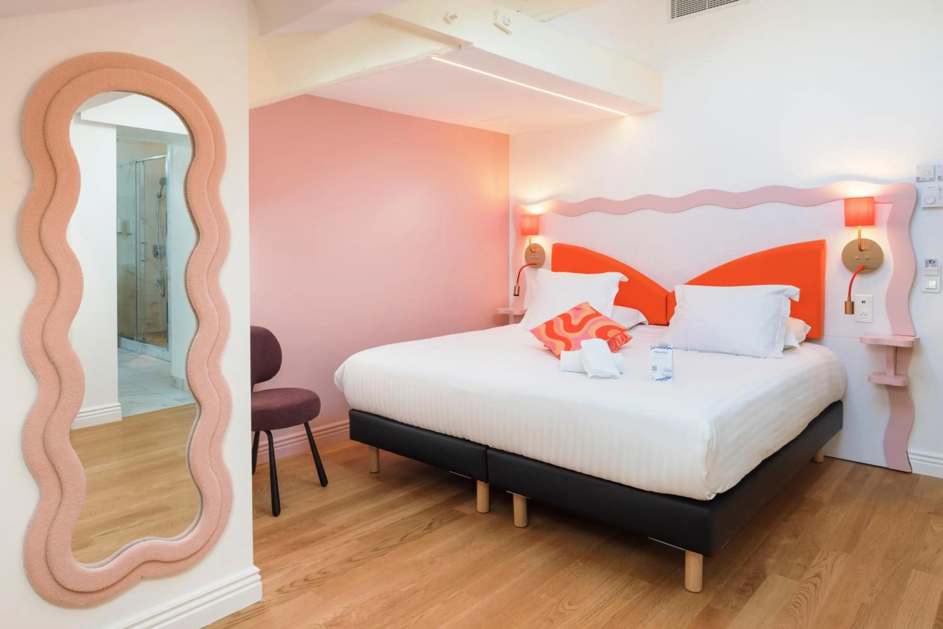 Photo of the whole room, Bed in Best Western Hotel Lakmi Nice