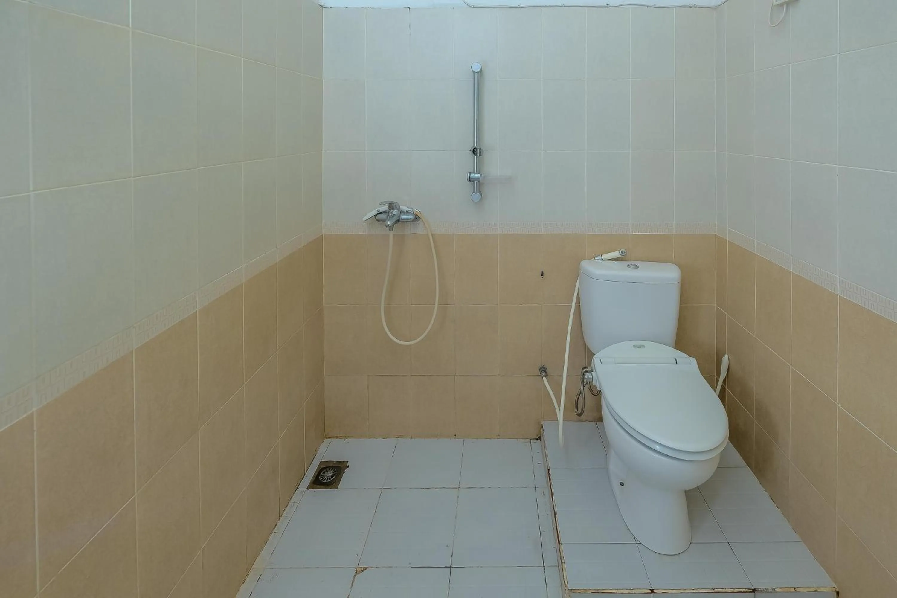 Bathroom in RedDoorz Syariah near Museum Lambung Mangkurat 2