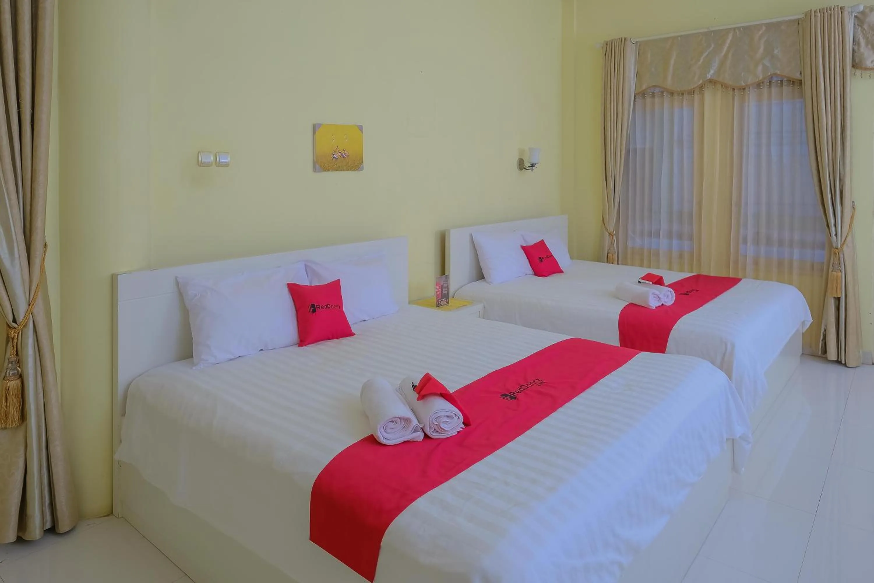 Bed in RedDoorz Syariah near Museum Lambung Mangkurat 2