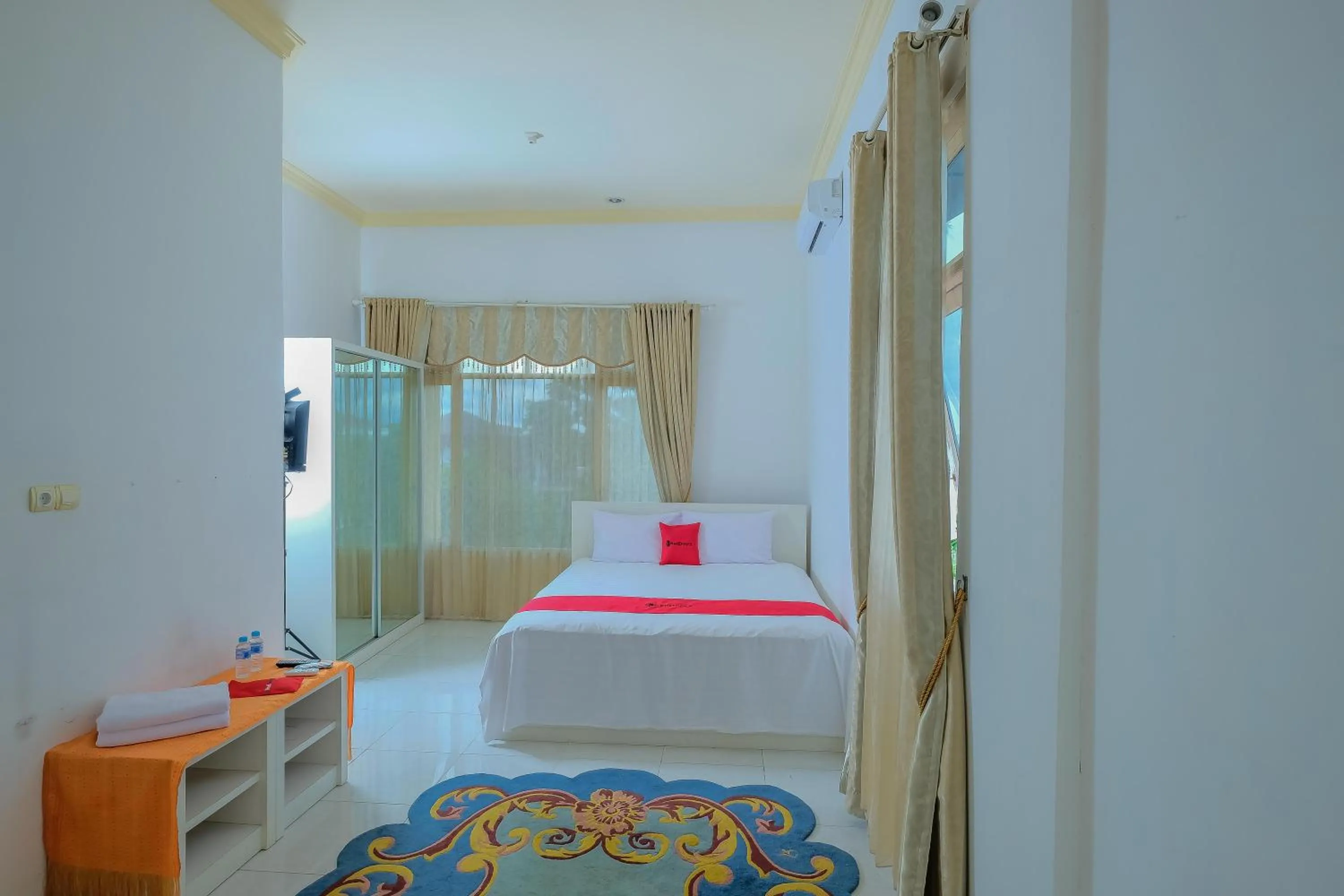 Bedroom, Bed in RedDoorz Syariah near Museum Lambung Mangkurat 2