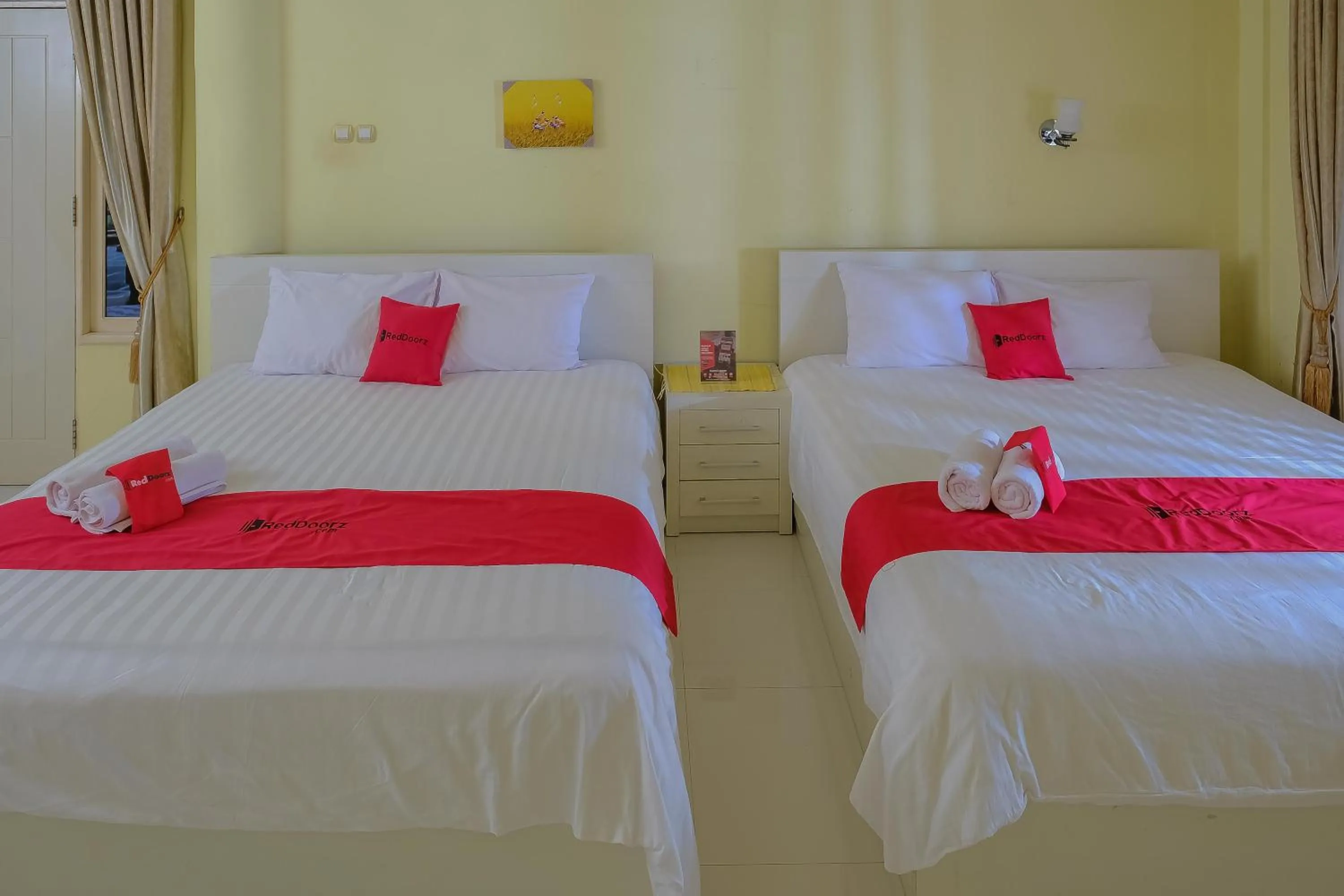 Bed in RedDoorz Syariah near Museum Lambung Mangkurat 2