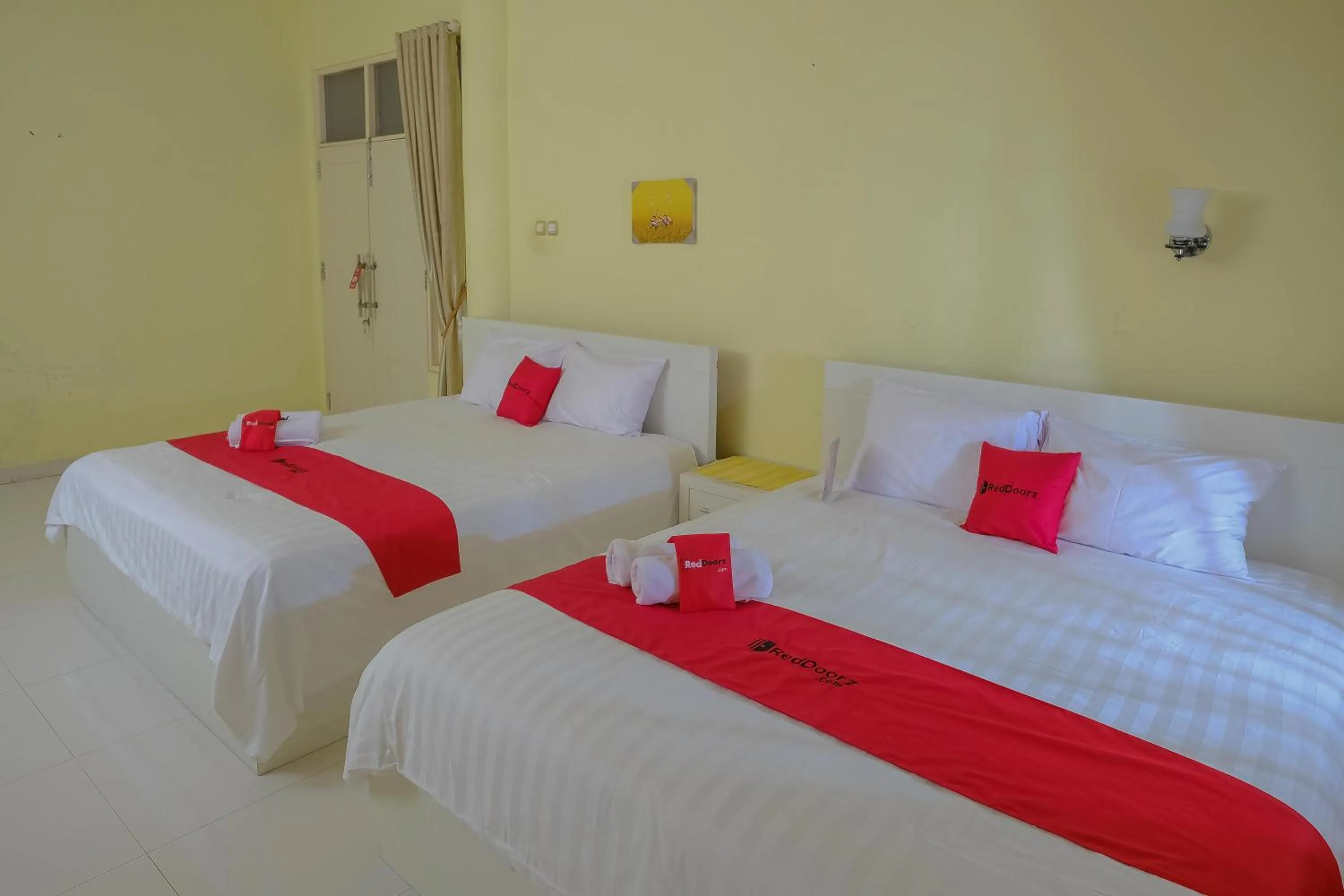 Bed in RedDoorz Syariah near Museum Lambung Mangkurat 2