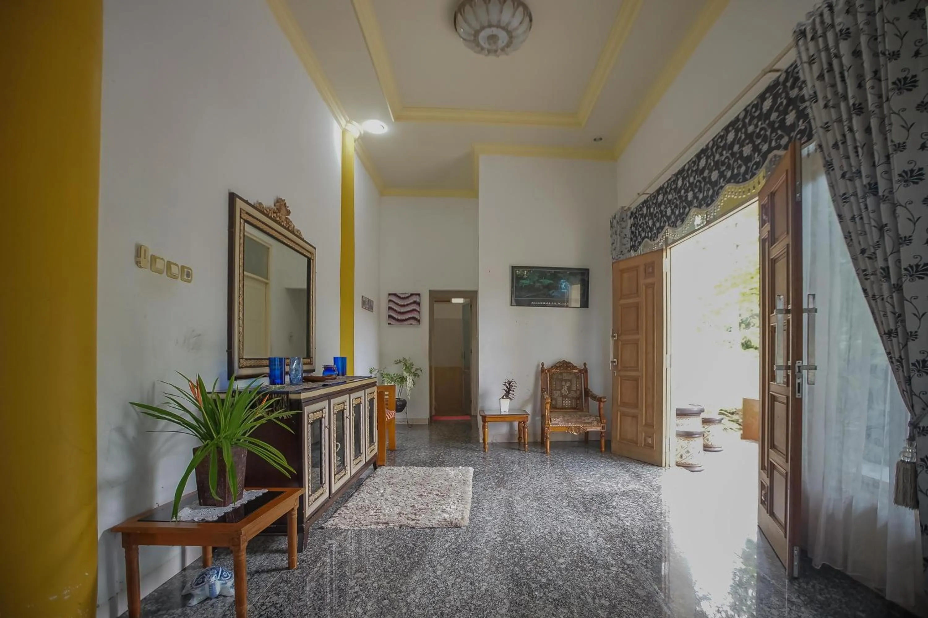 Property logo or sign in RedDoorz Syariah near Museum Lambung Mangkurat 2