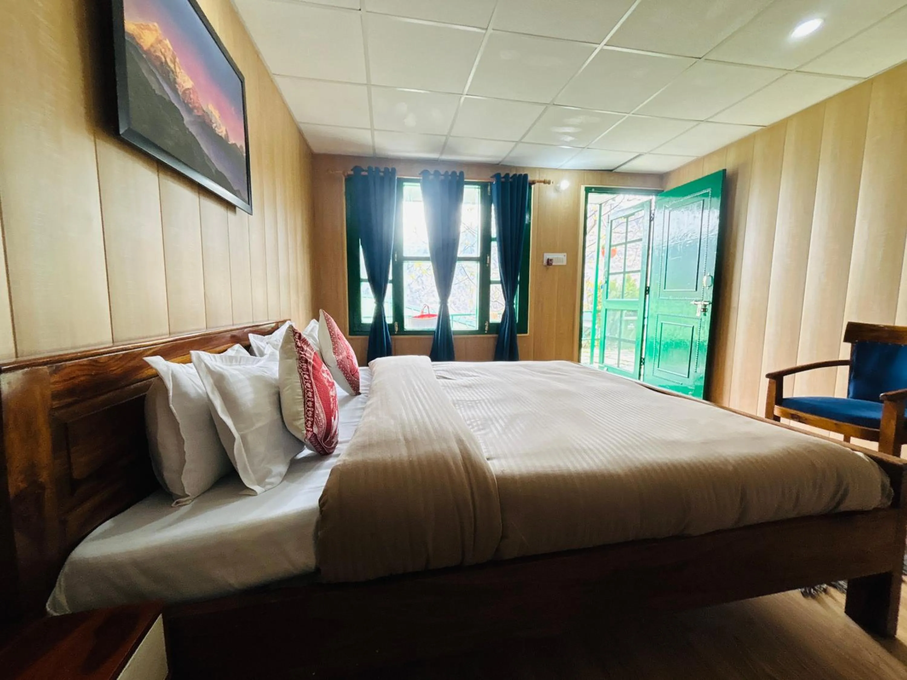 Bedroom, Bed in Himalayan High, Auli, By Himalayan Eco Lodges