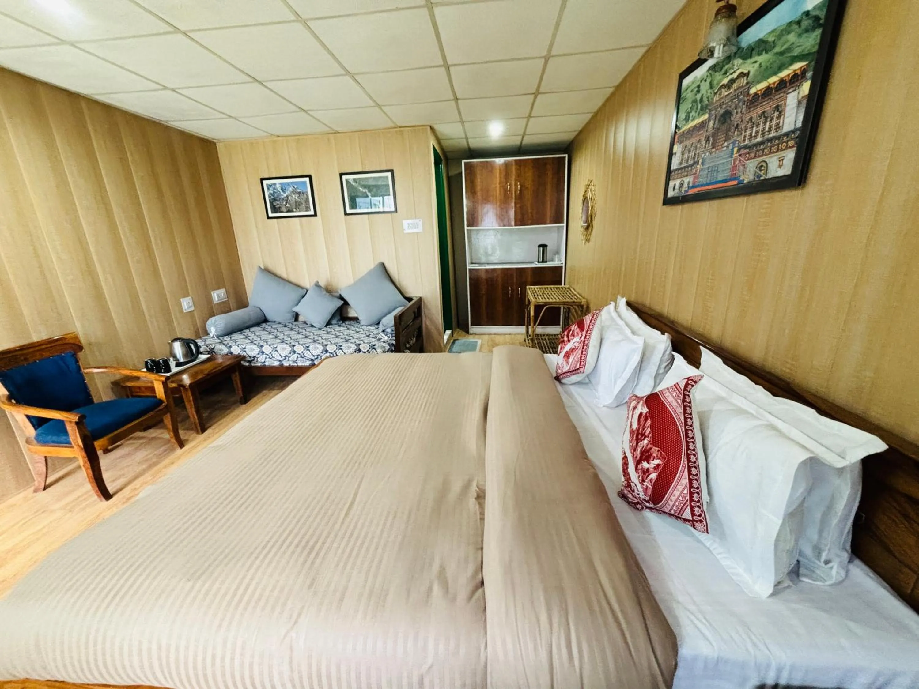 Bedroom, Bed in Himalayan High, Auli, By Himalayan Eco Lodges