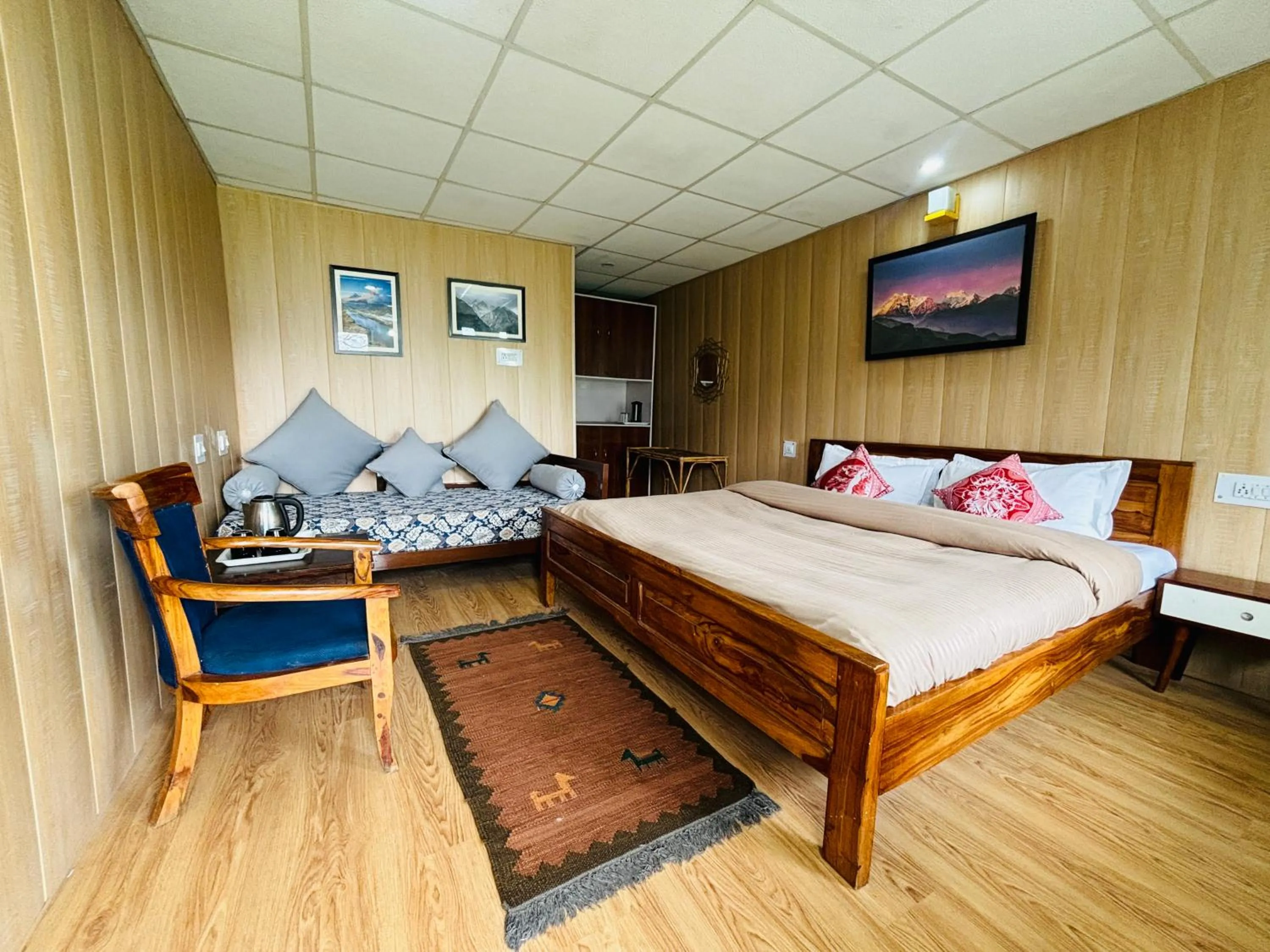 Bedroom, Bed in Himalayan High, Auli, By Himalayan Eco Lodges