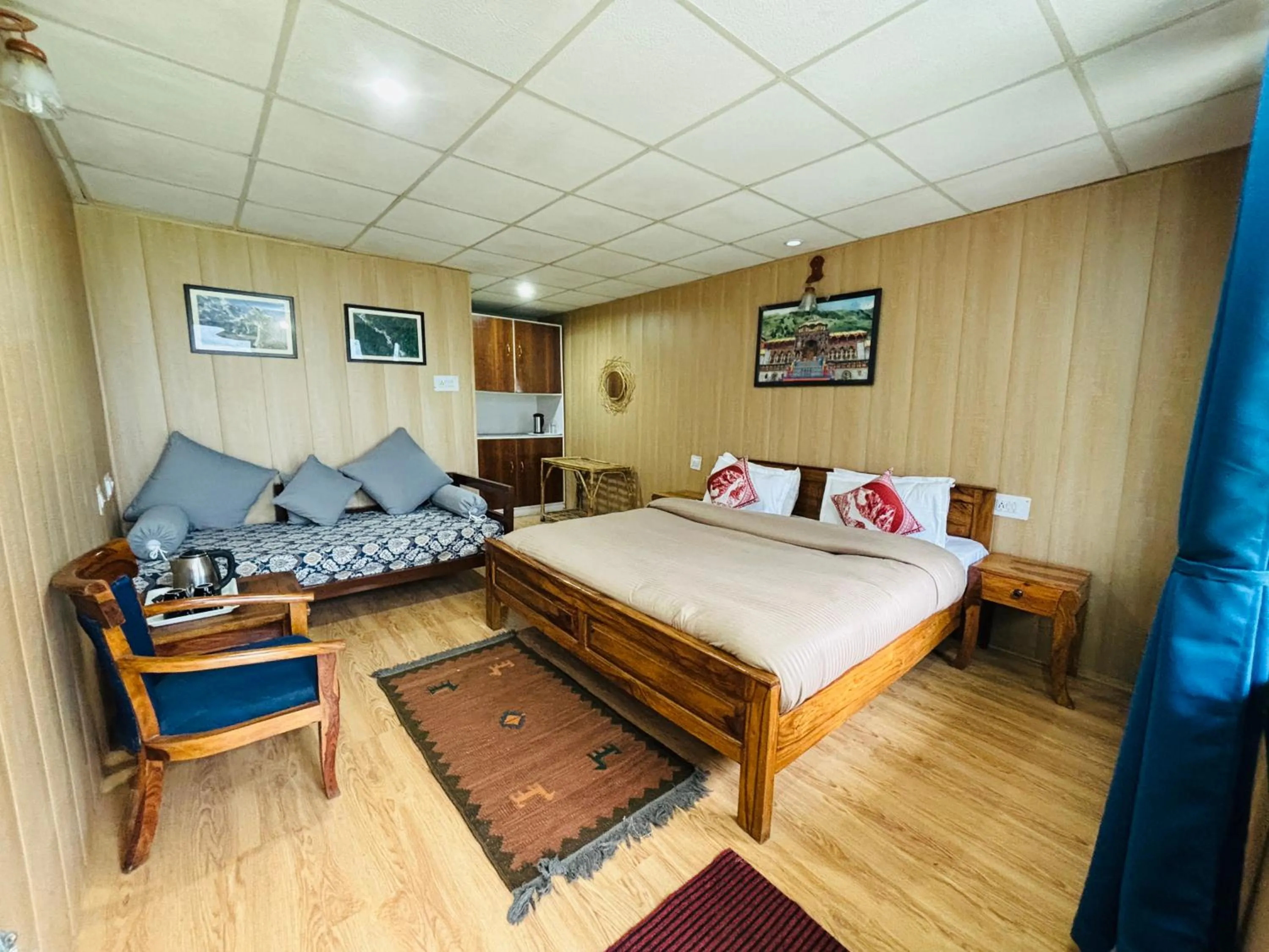 Bedroom, Bed in Himalayan High, Auli, By Himalayan Eco Lodges