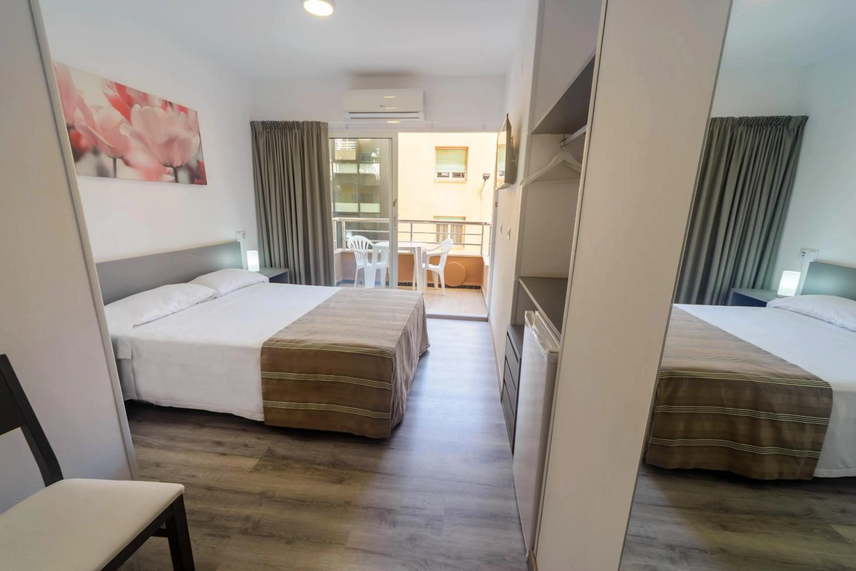 Bedroom, Bed in Hostal Anna Benidorm