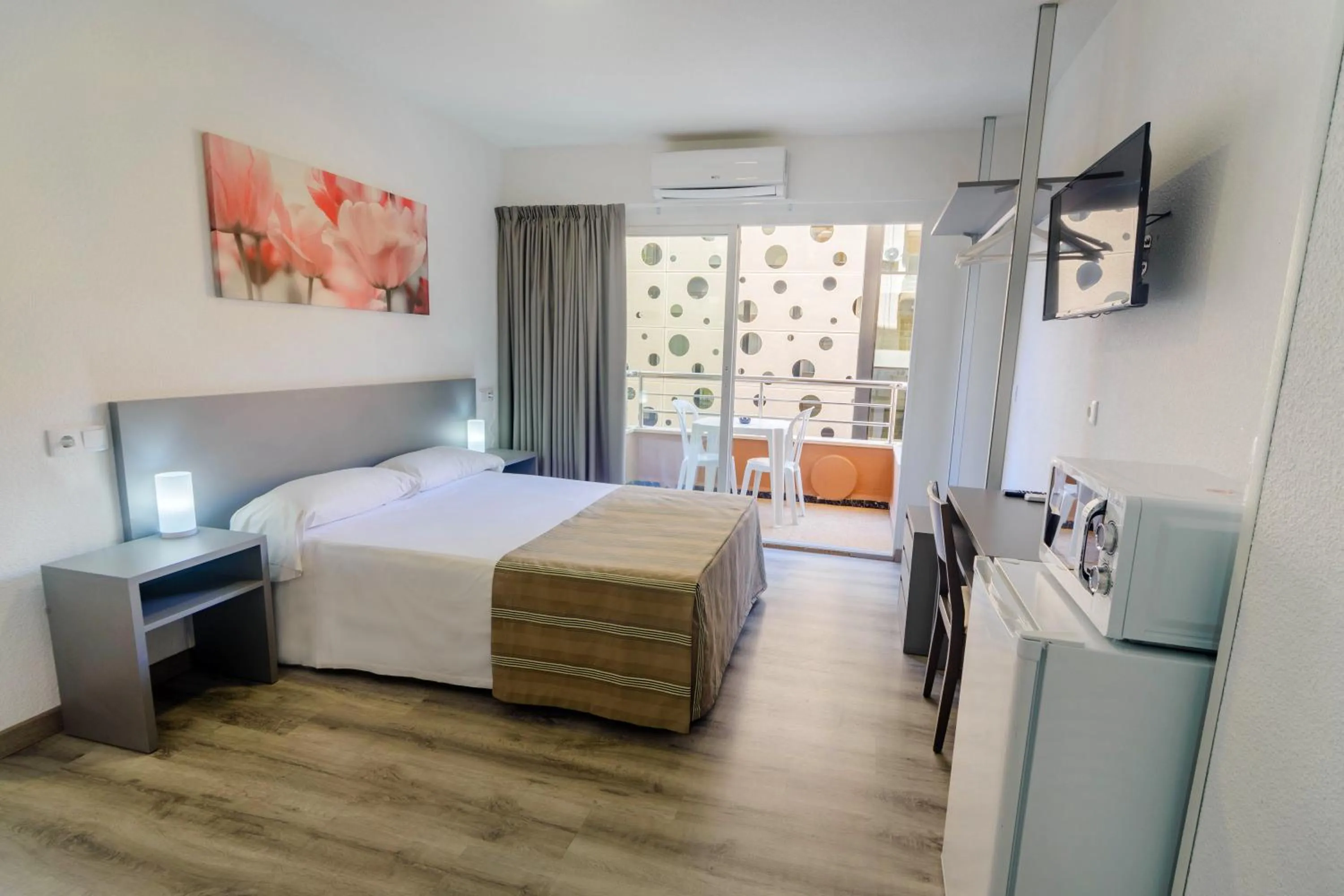 Bedroom, Bed in Hostal Anna Benidorm