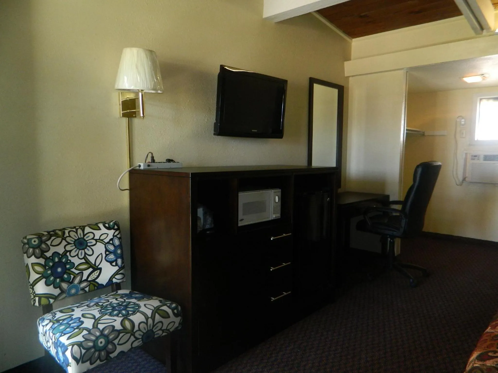 TV and multimedia in Freer Motel